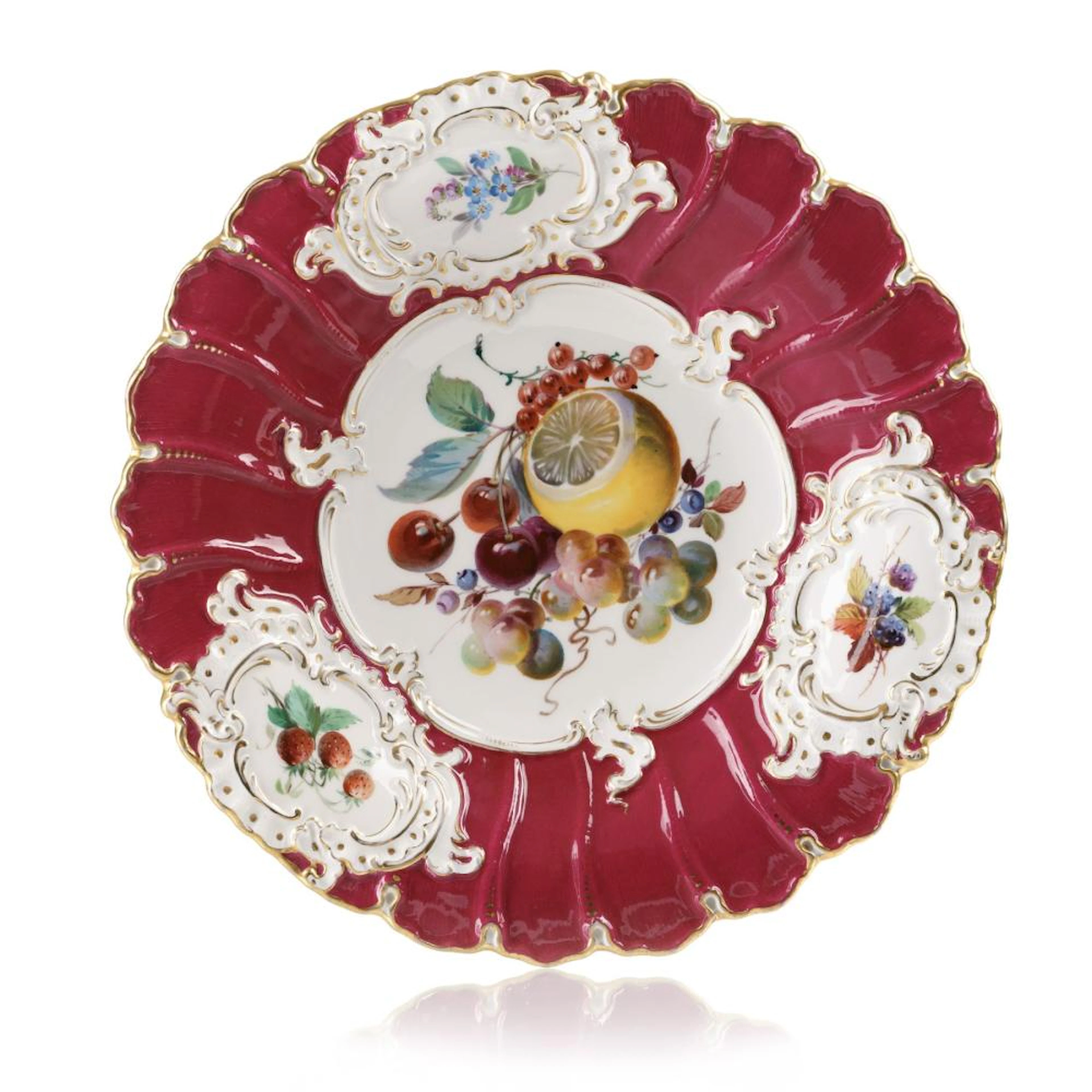 Prunkteller mit Früchtemalerei auf purpurrotem Fond. Meissen. Pfeiffer period.