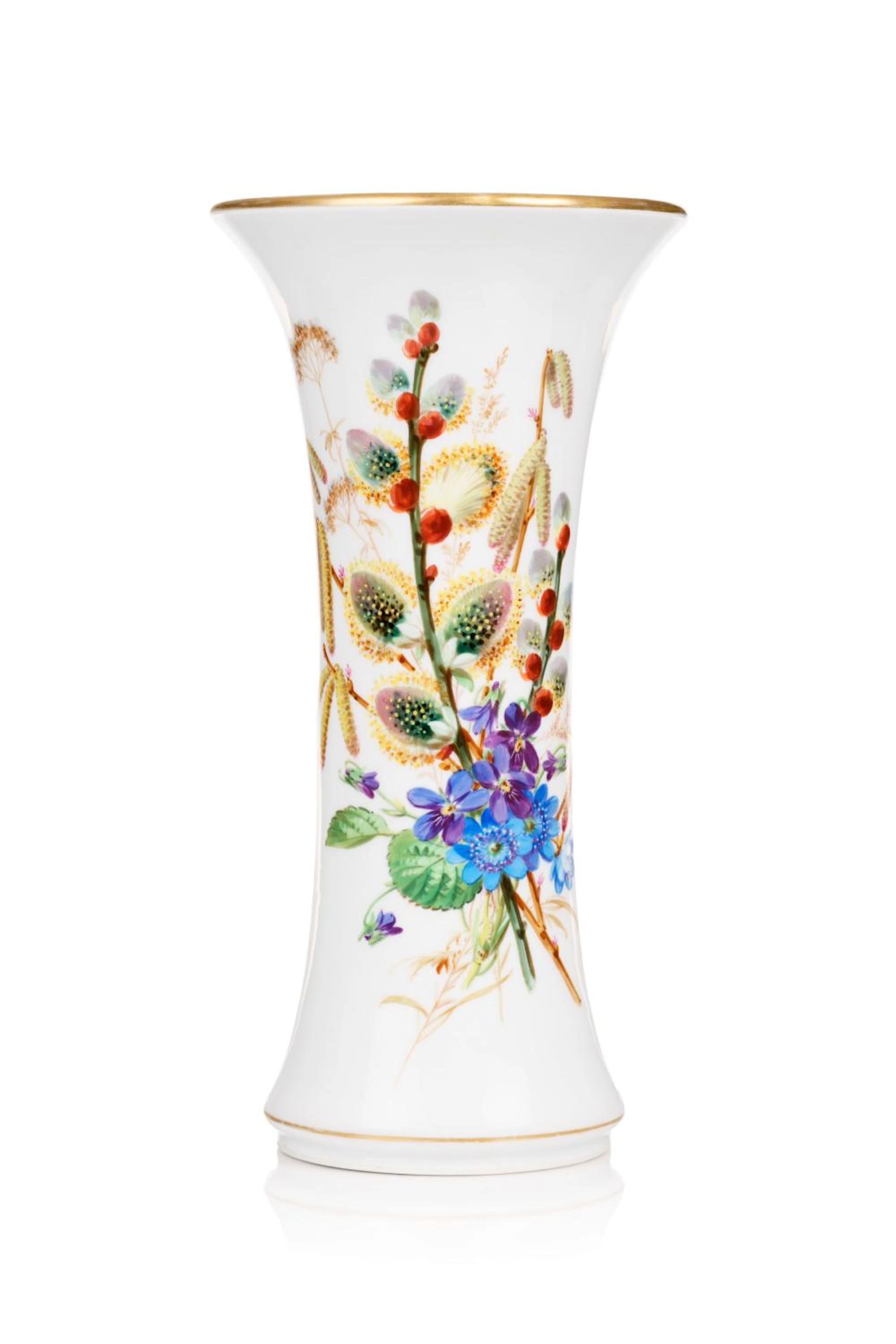 Spindelvase mit Weidenkätzchen-Bukett und Schmetterlingen