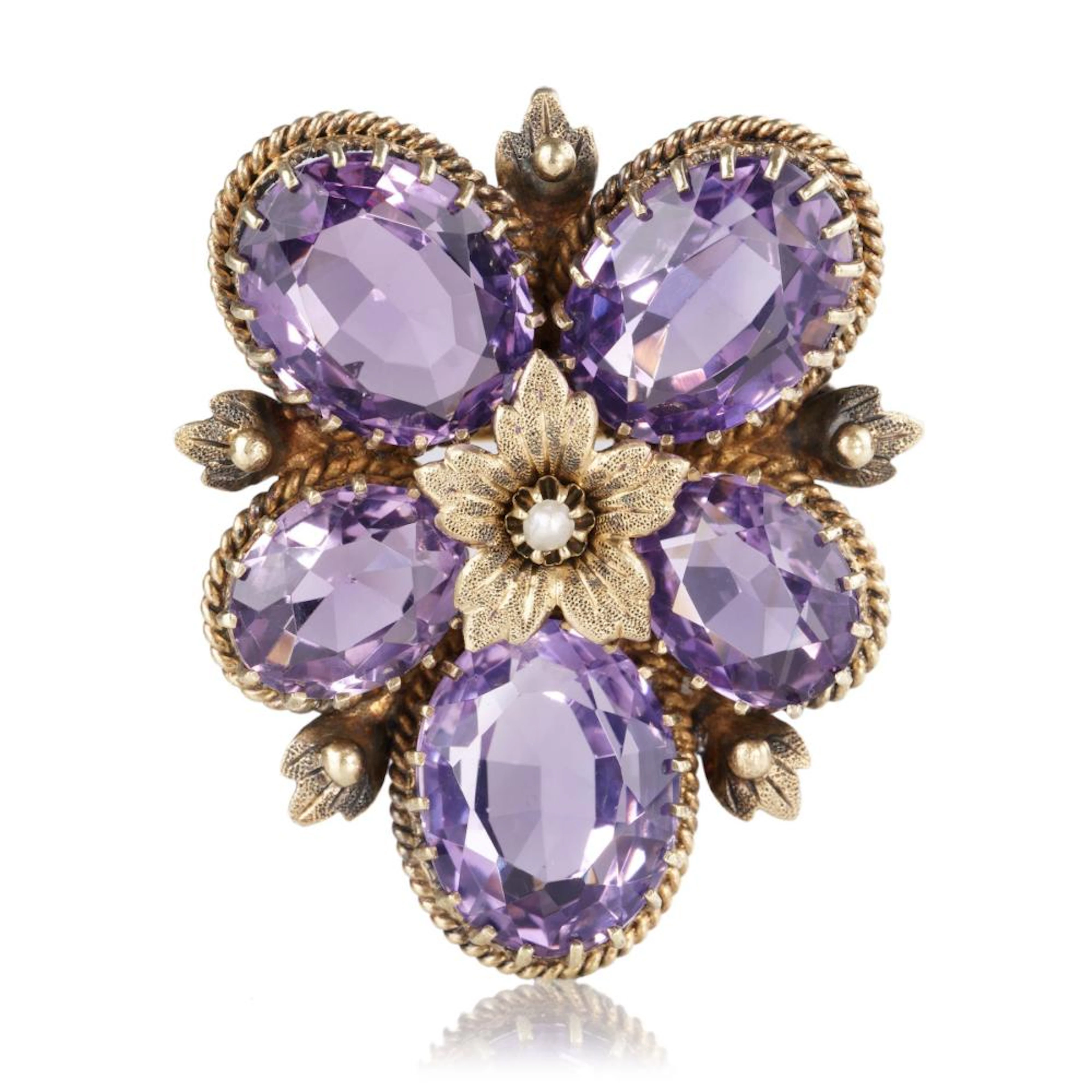 Belle-Époque-Blütenbrosche mit fünf Amethysten und Saatperle. Um 1900/ 1910.