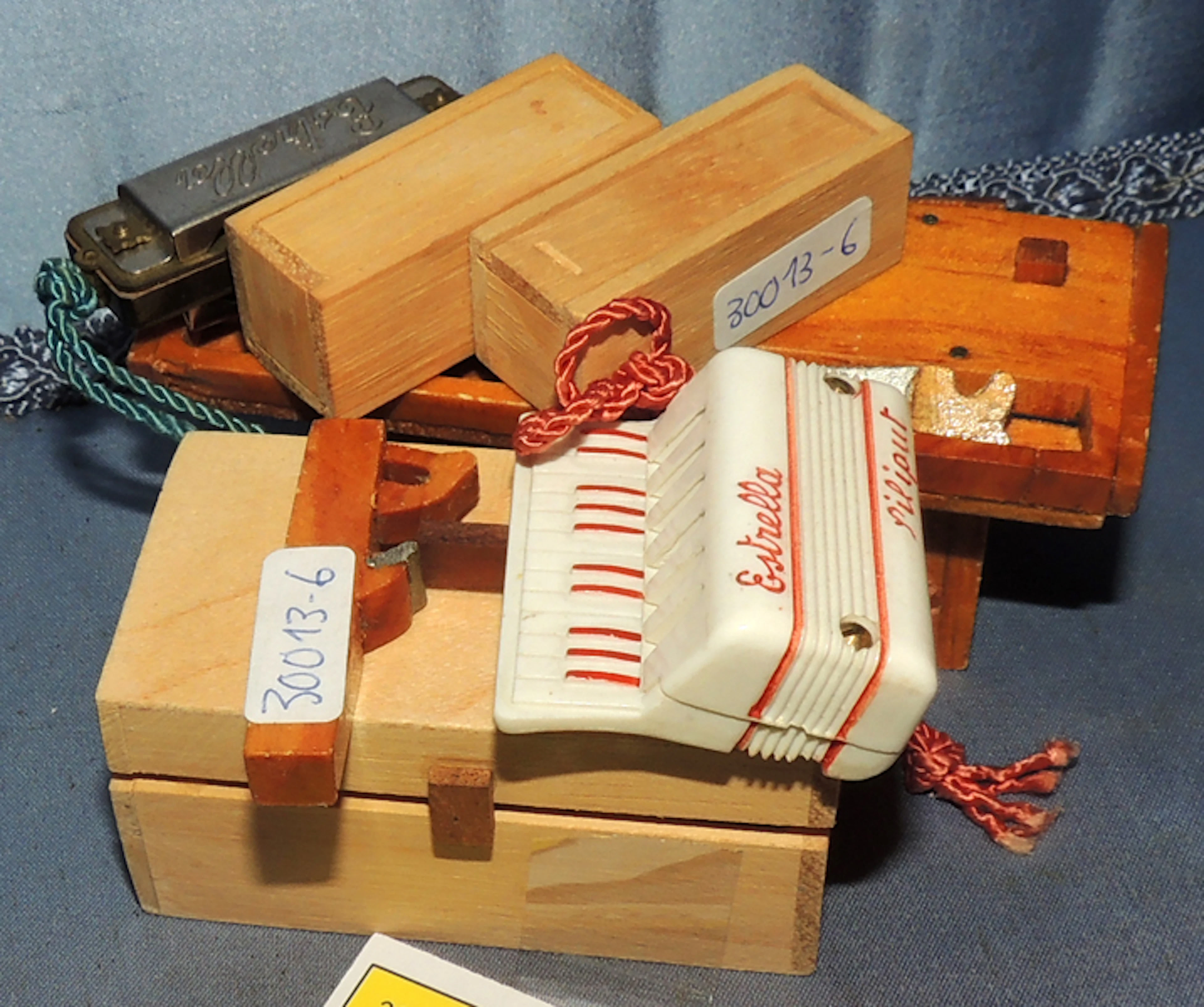 SET OF BUILDING MINIATURES
