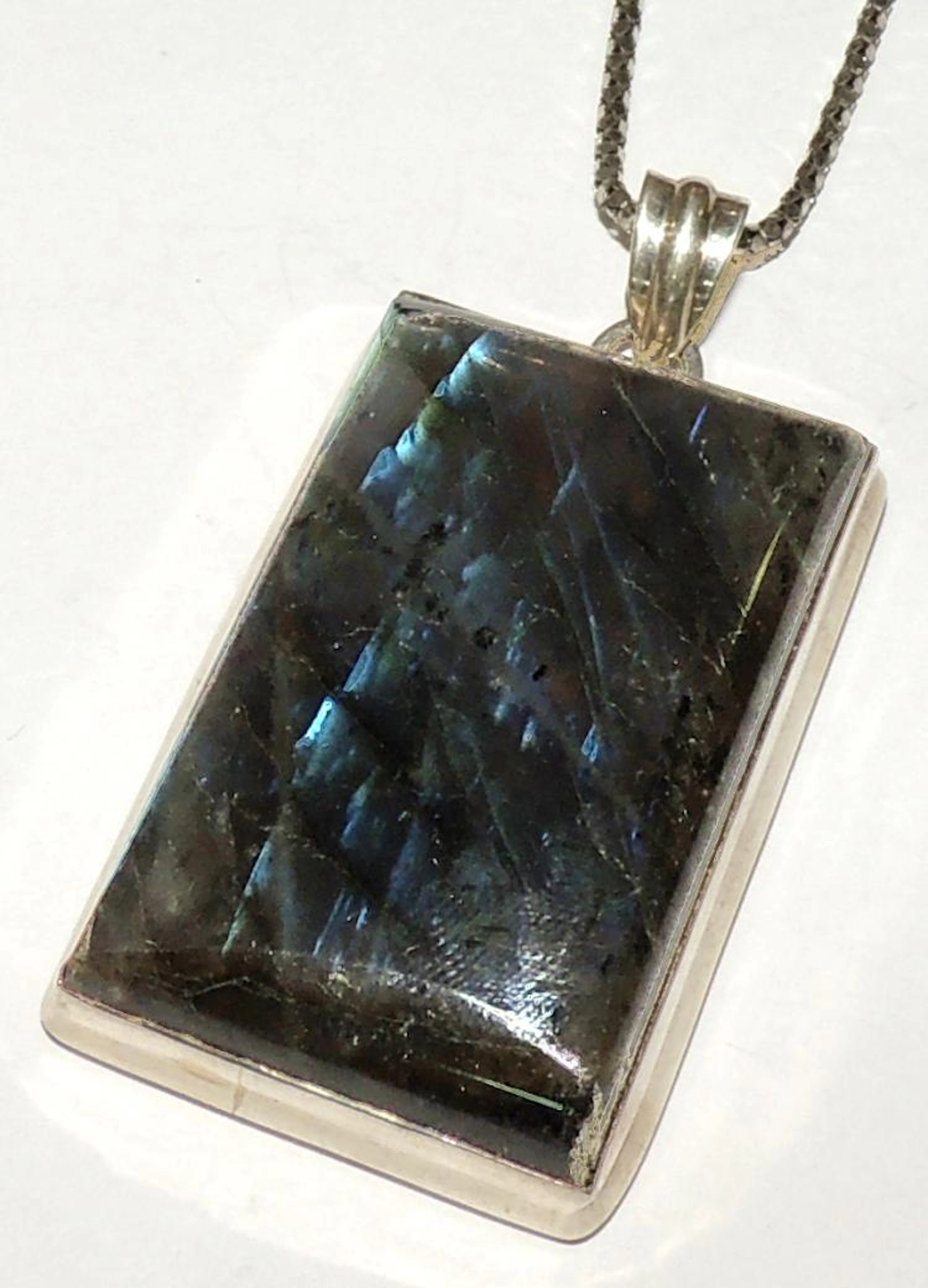 SILVER AND LABRADORITE PENDANT AND CHAIN