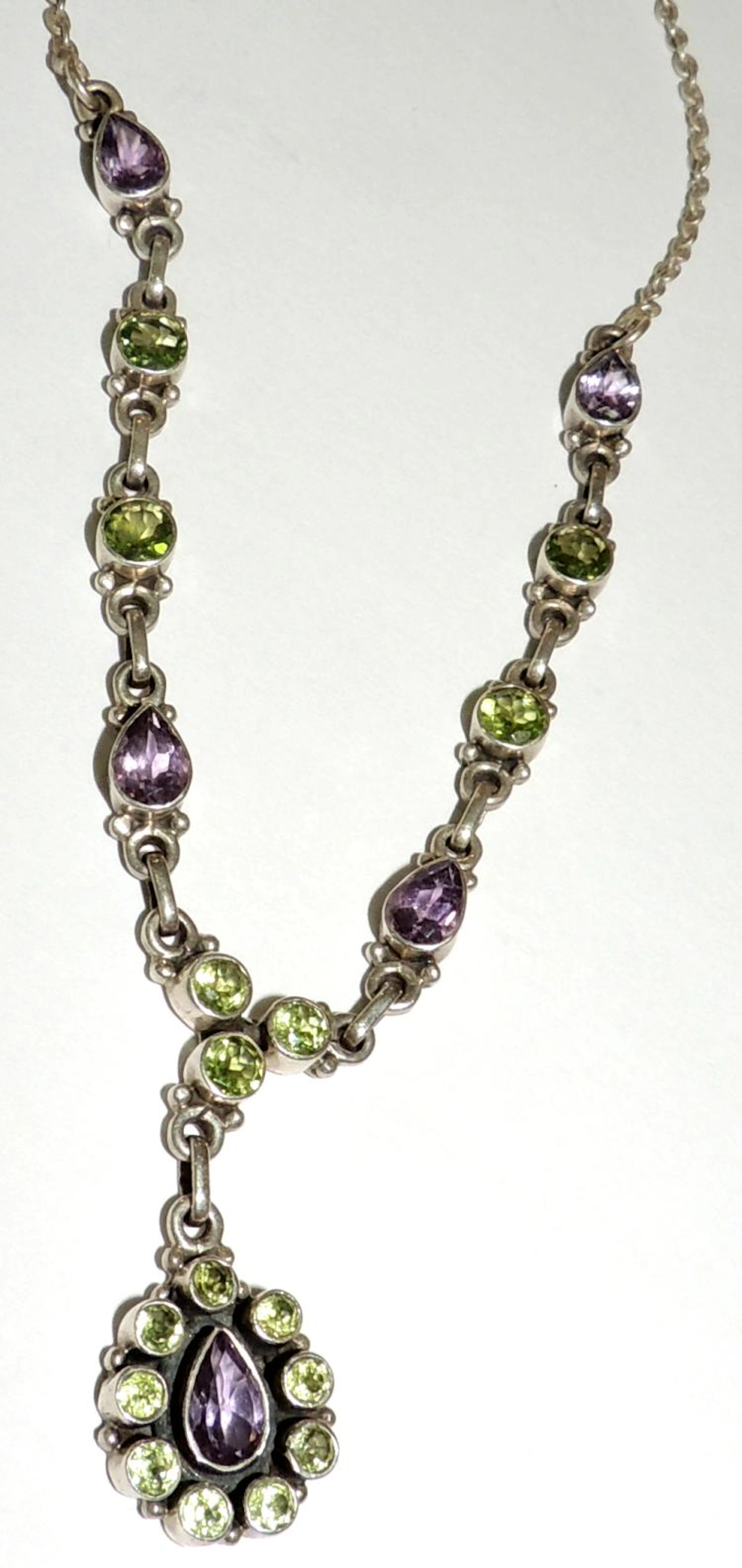 SILVER, AMETHYSTS AND OLIVINES NECKLACE