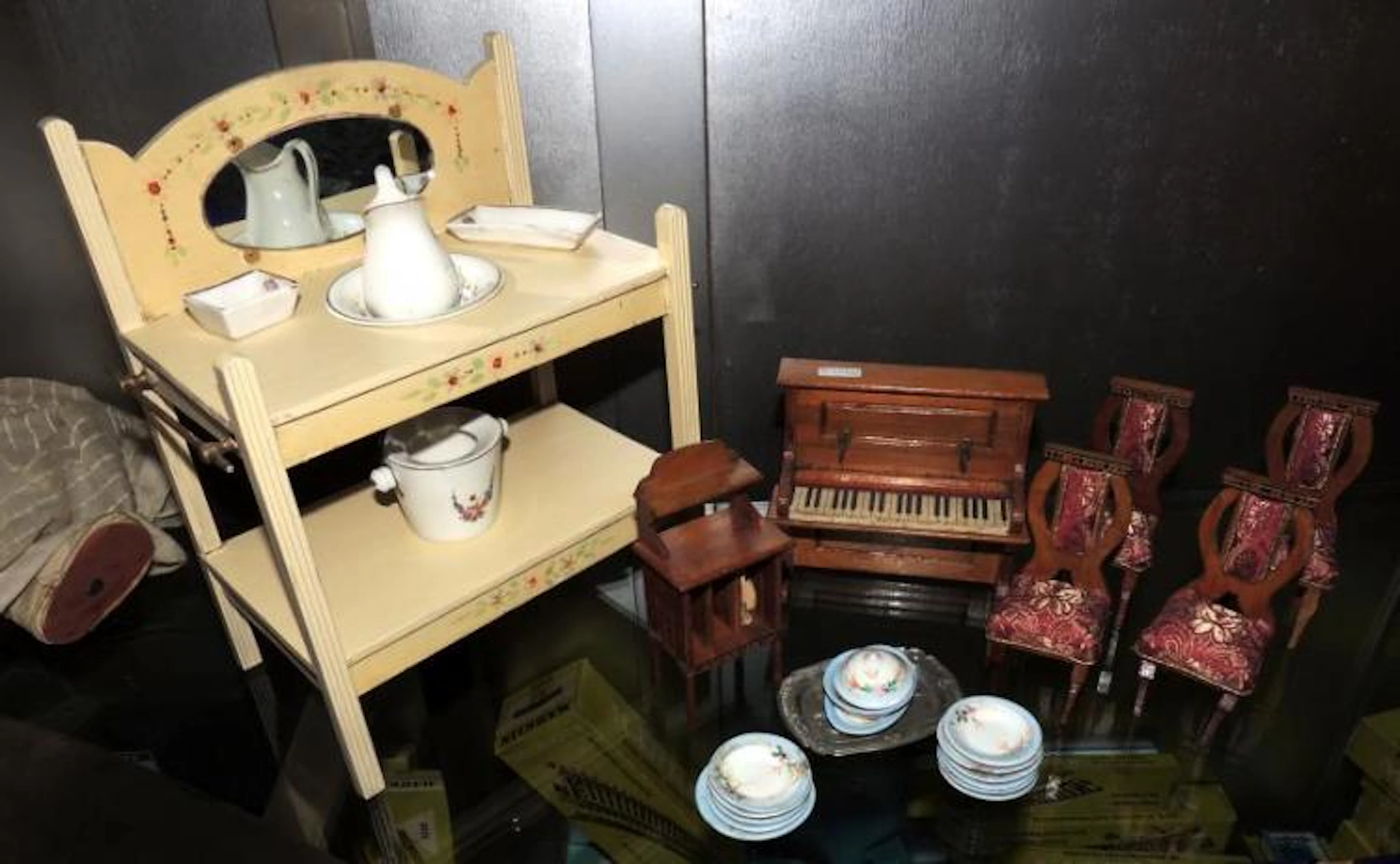 MINIATURE TOY FURNITURE