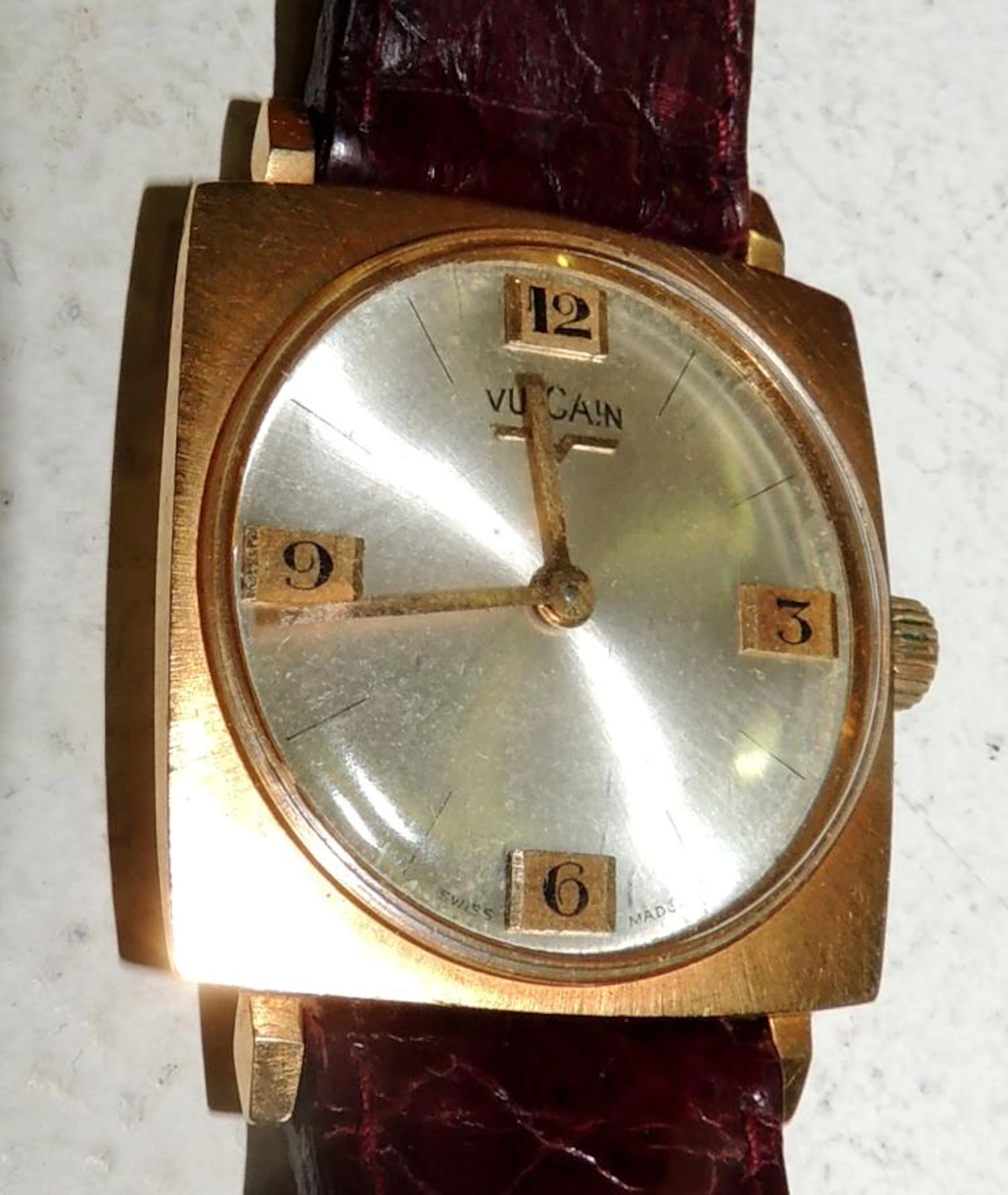 VULCAIN WATCH OF GENTLEMAN in yellow gold plaque and snake skin. 1960s