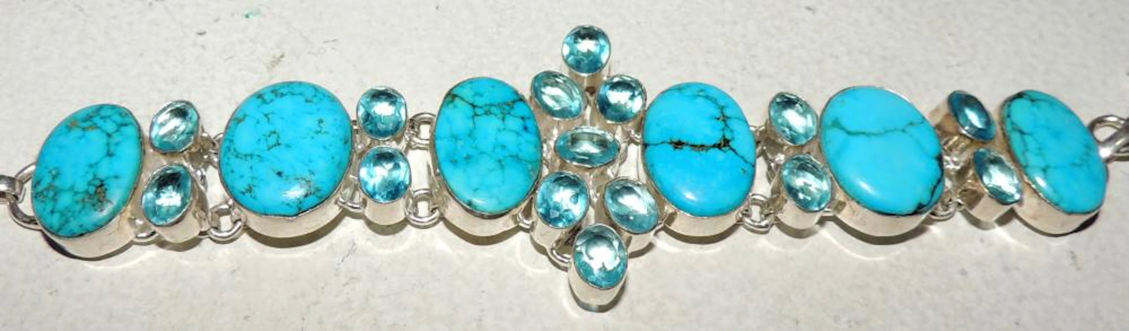 BRACELET OF TURQUESES AND BLUE TOPACIOS Mount in silver. Width: 4 cm.