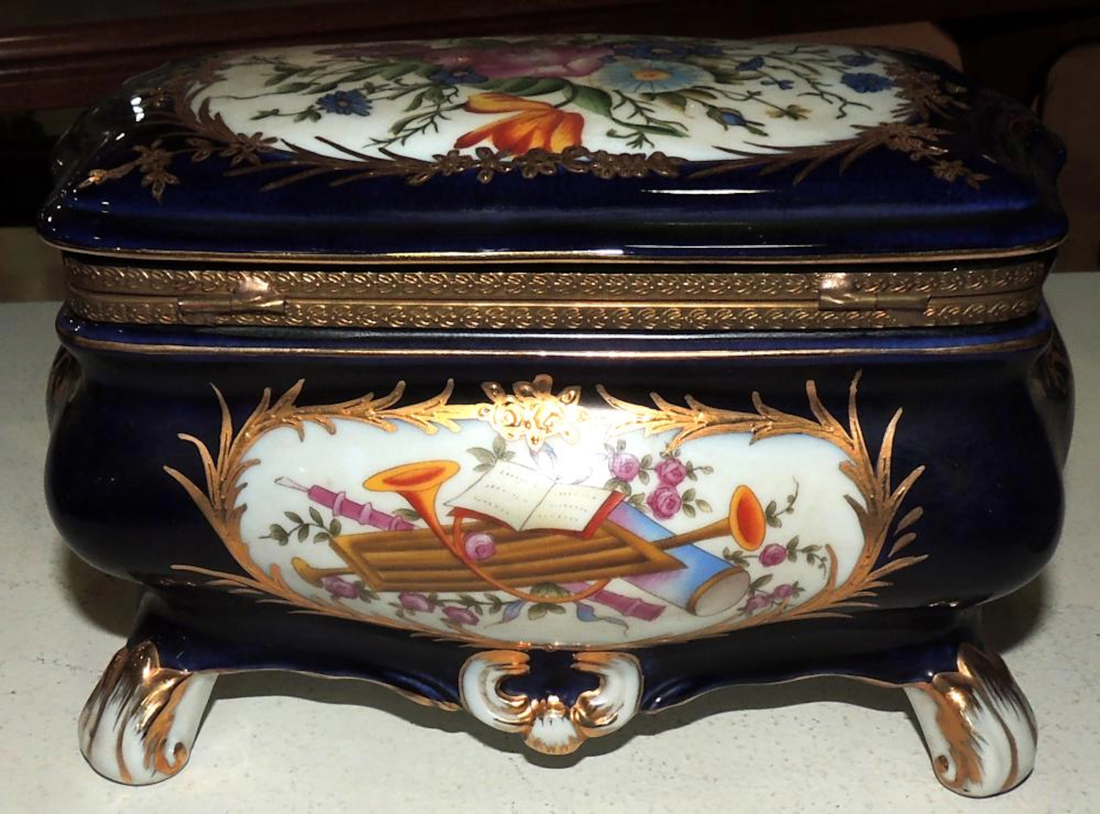 CAJA JOYERO en porcelana con decoración de flores e instrumentos musicales