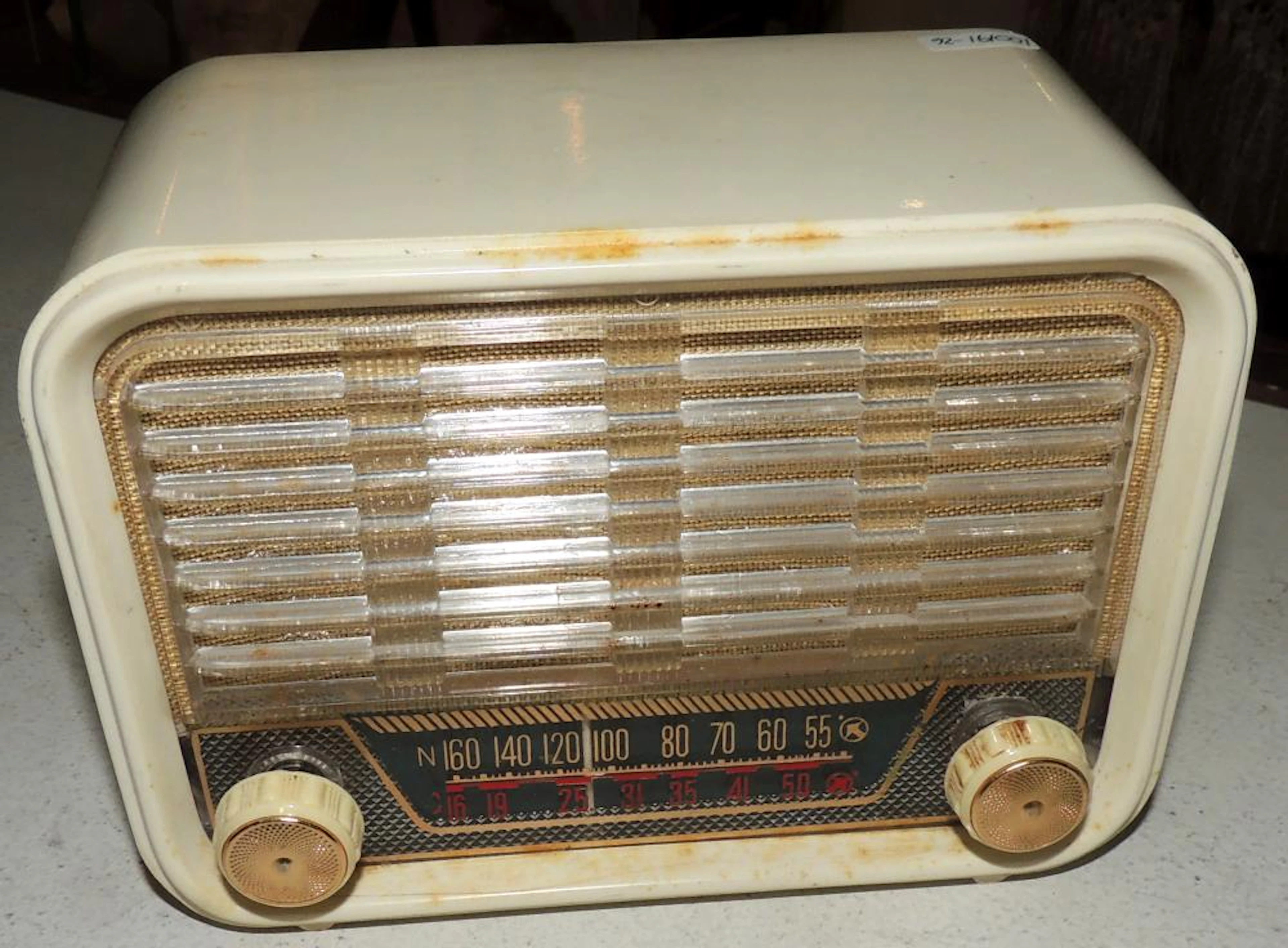 OLD RADIO in Bakelite. Measures: 11x16x10 cm.