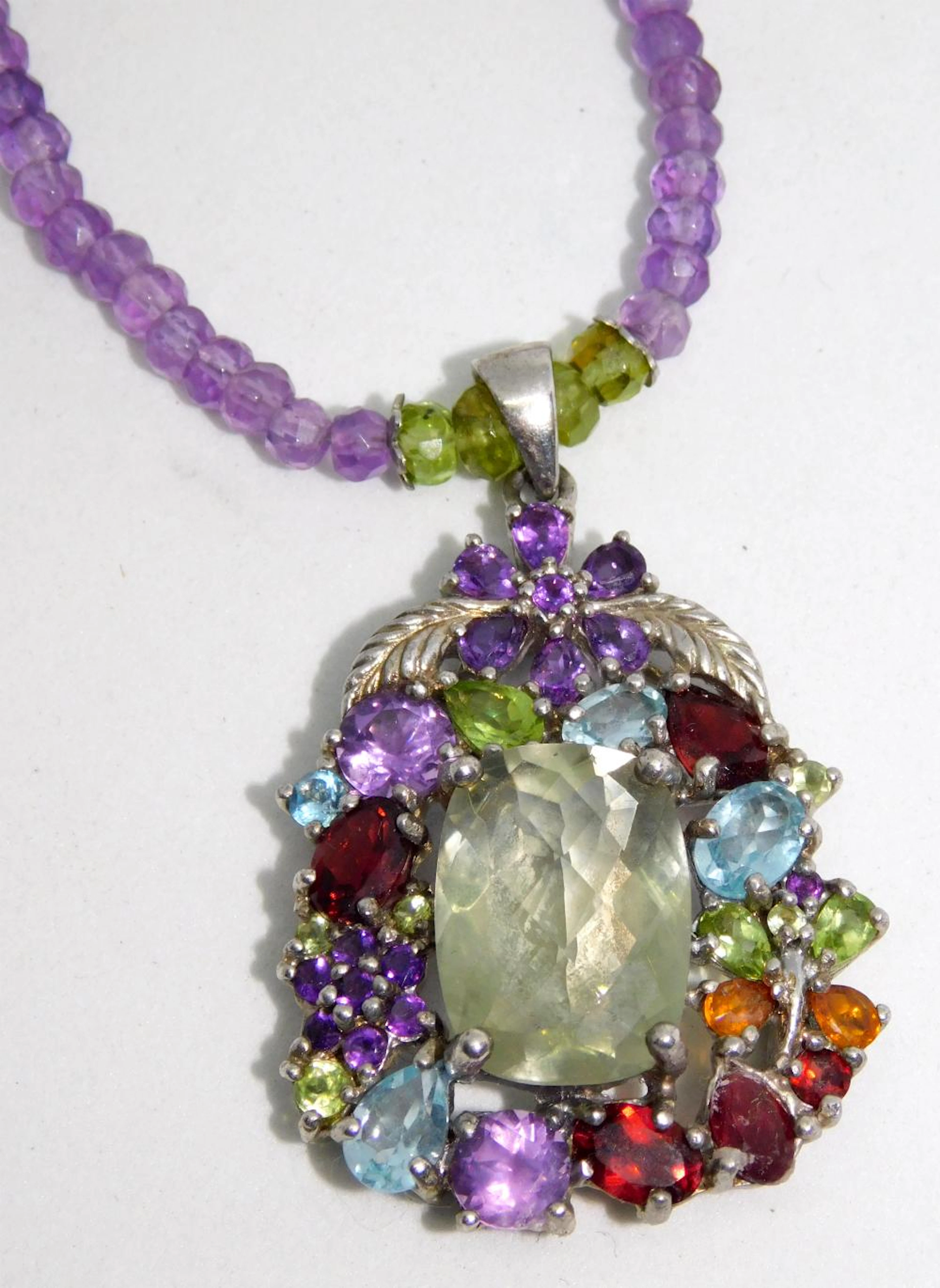 PENDENTIF NECKLACE OF AMATISTAS and chain of faceted amethyst beads. .