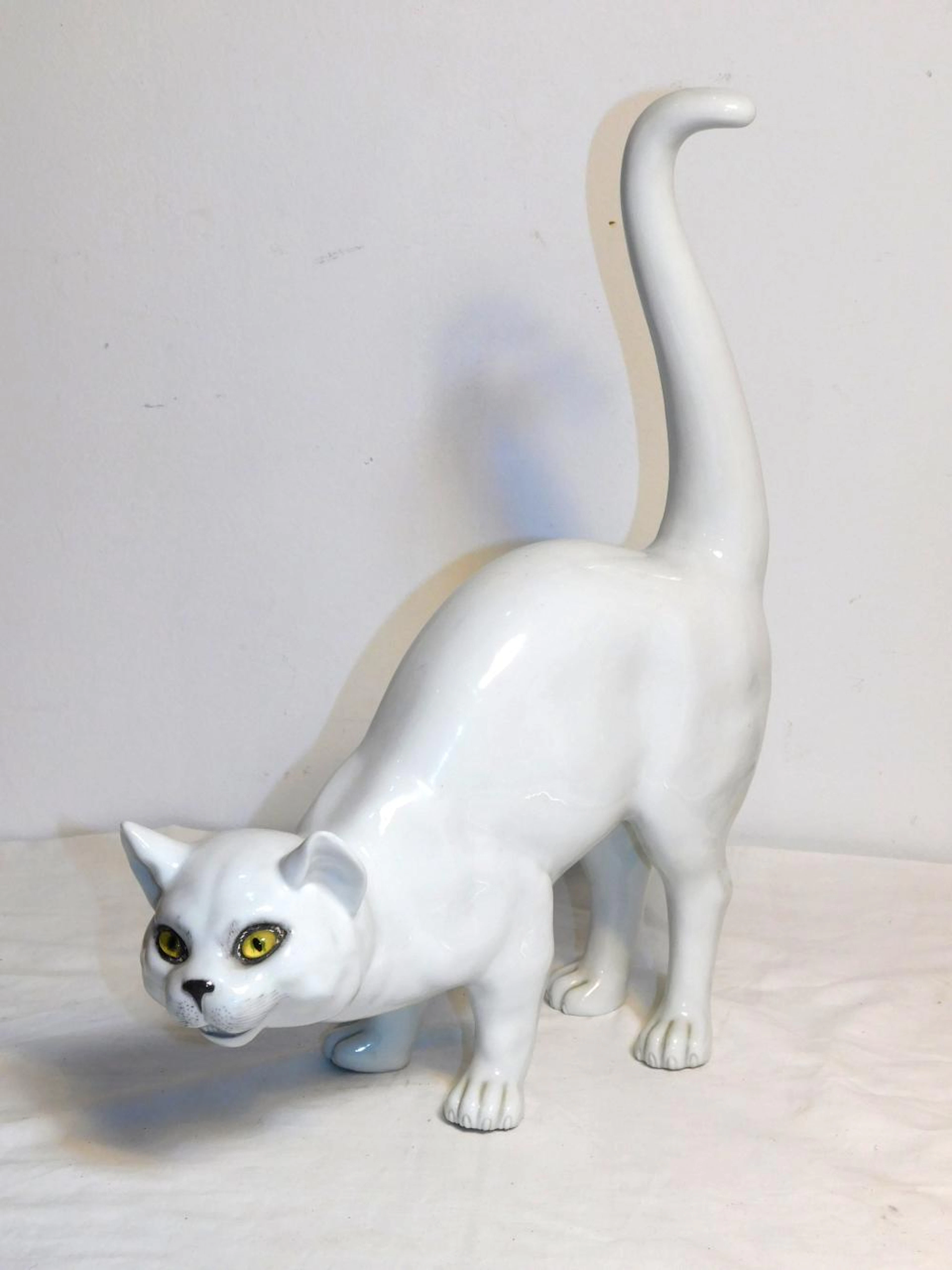 FIGURA DE GATO en porcelana de Nápoles vidriada con ojos de cristal