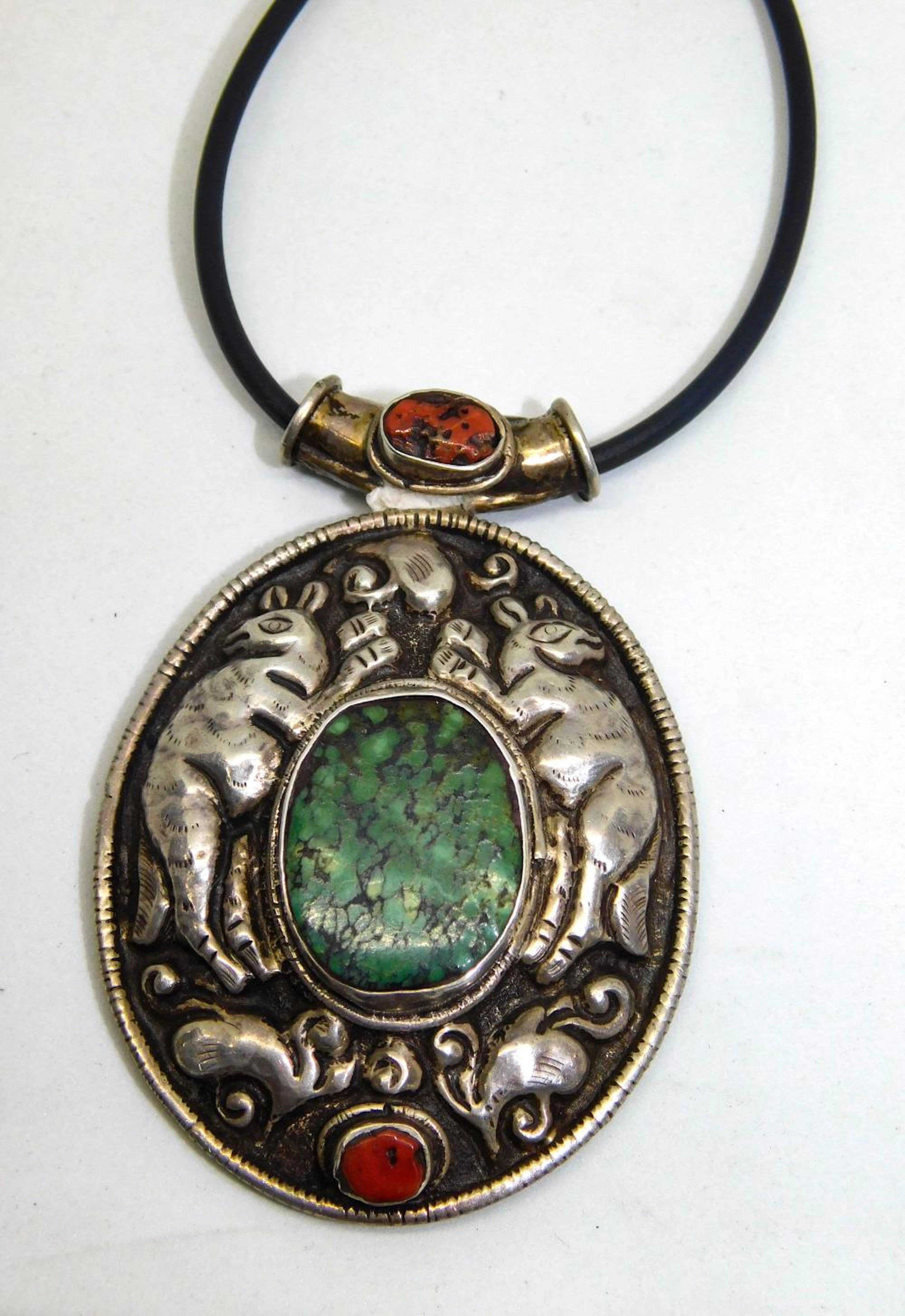 ANTIGUO COLGANTE TIBETANO en plata repujada con turquesa...