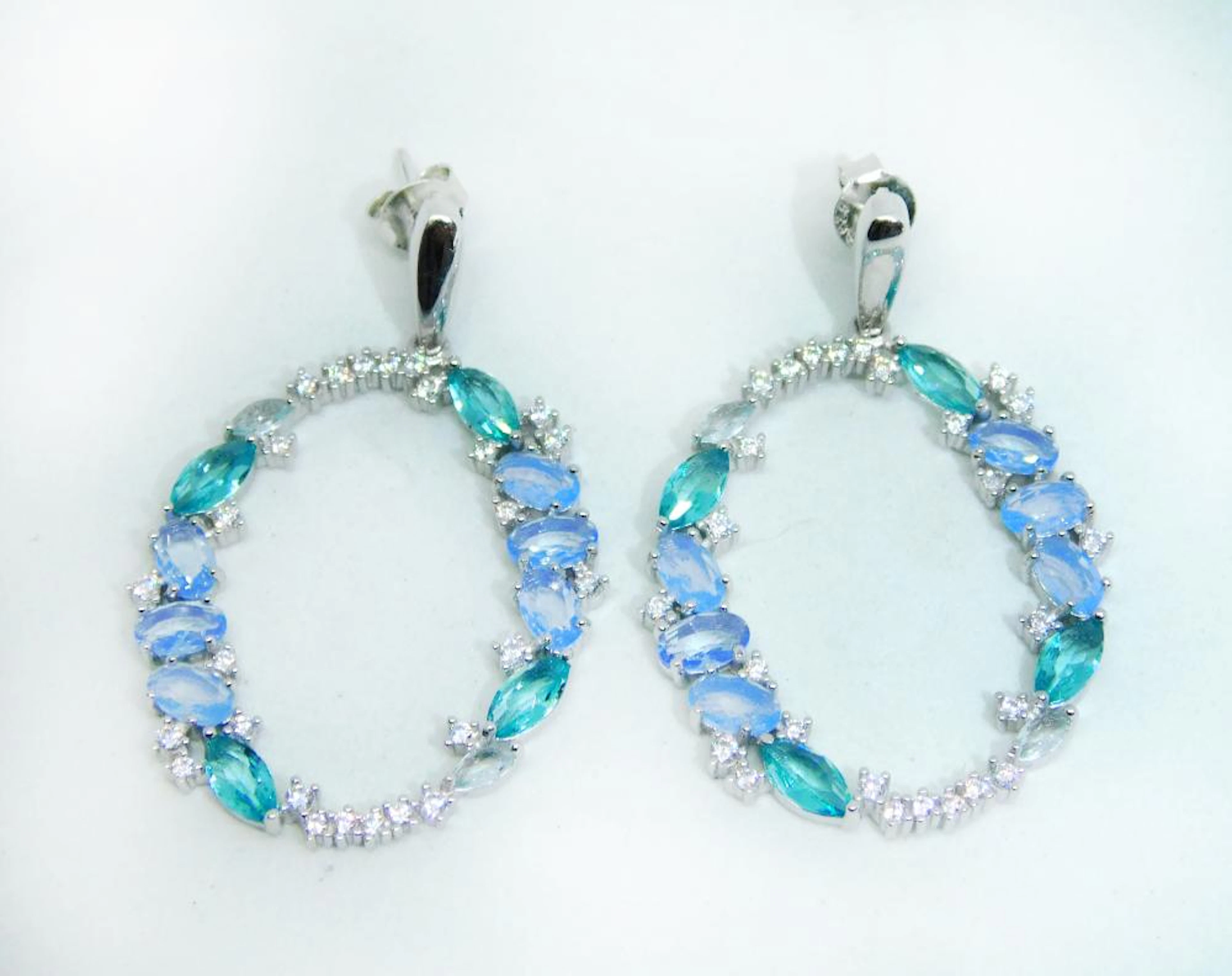 PENDIENTES en plata con cristales swarovski formando filigrana. Largo: 4 cm.