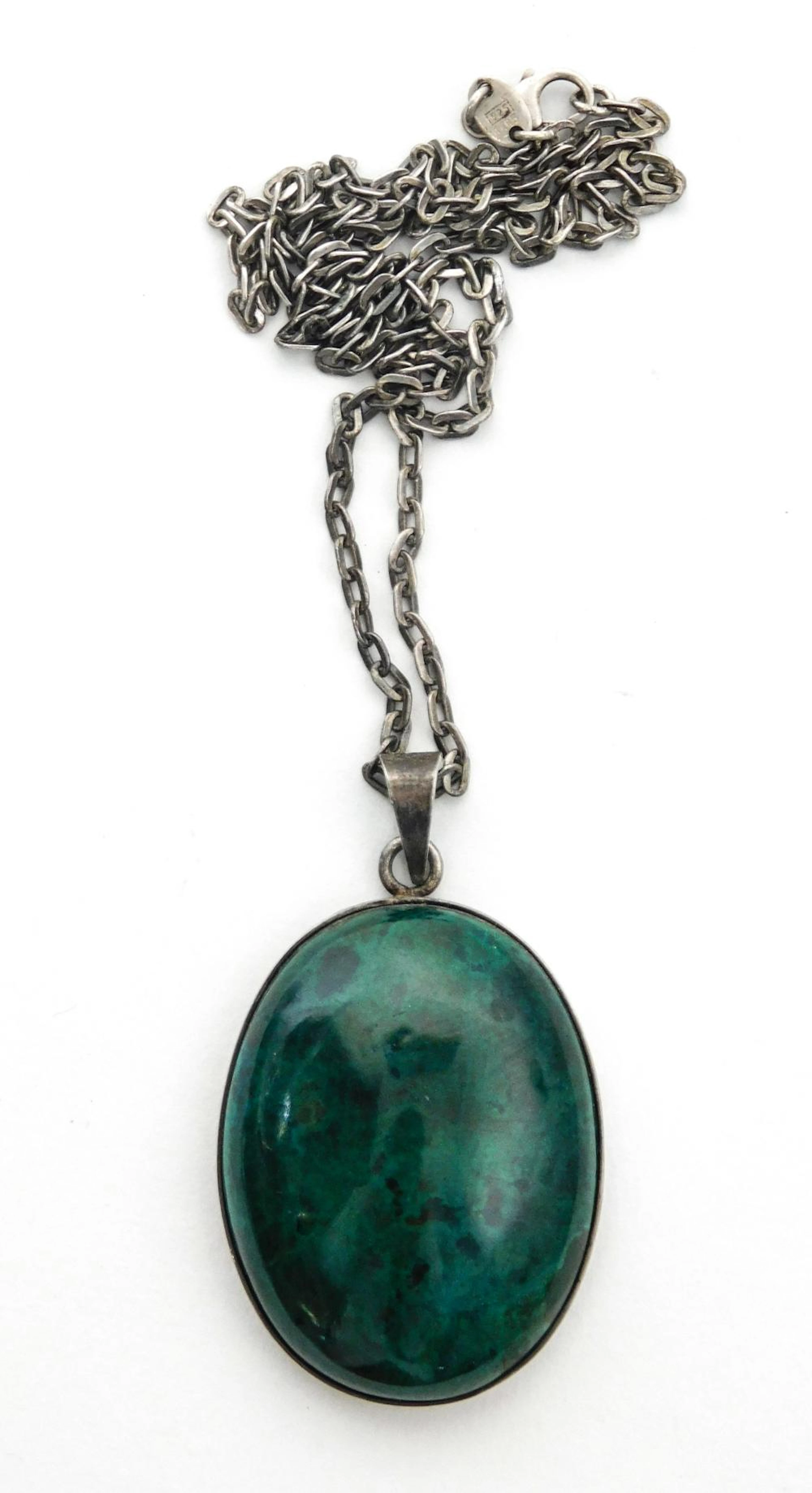 COLGANTE DE MALAQUITA OVALADA CON CADENA en plata.