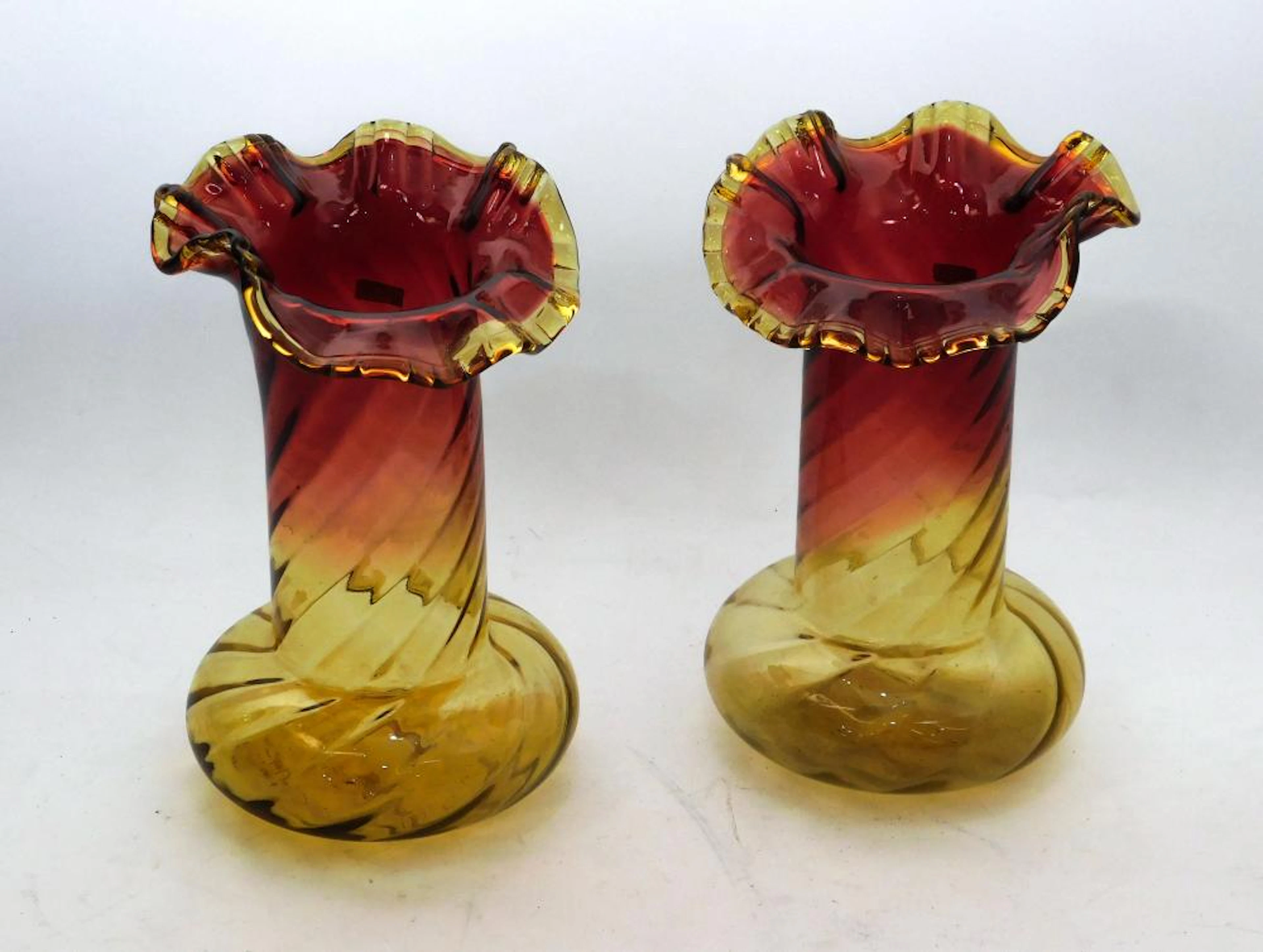 PAREJA DE JARRONES en cristal soplado con boca rizada. Altura: 25 cm.