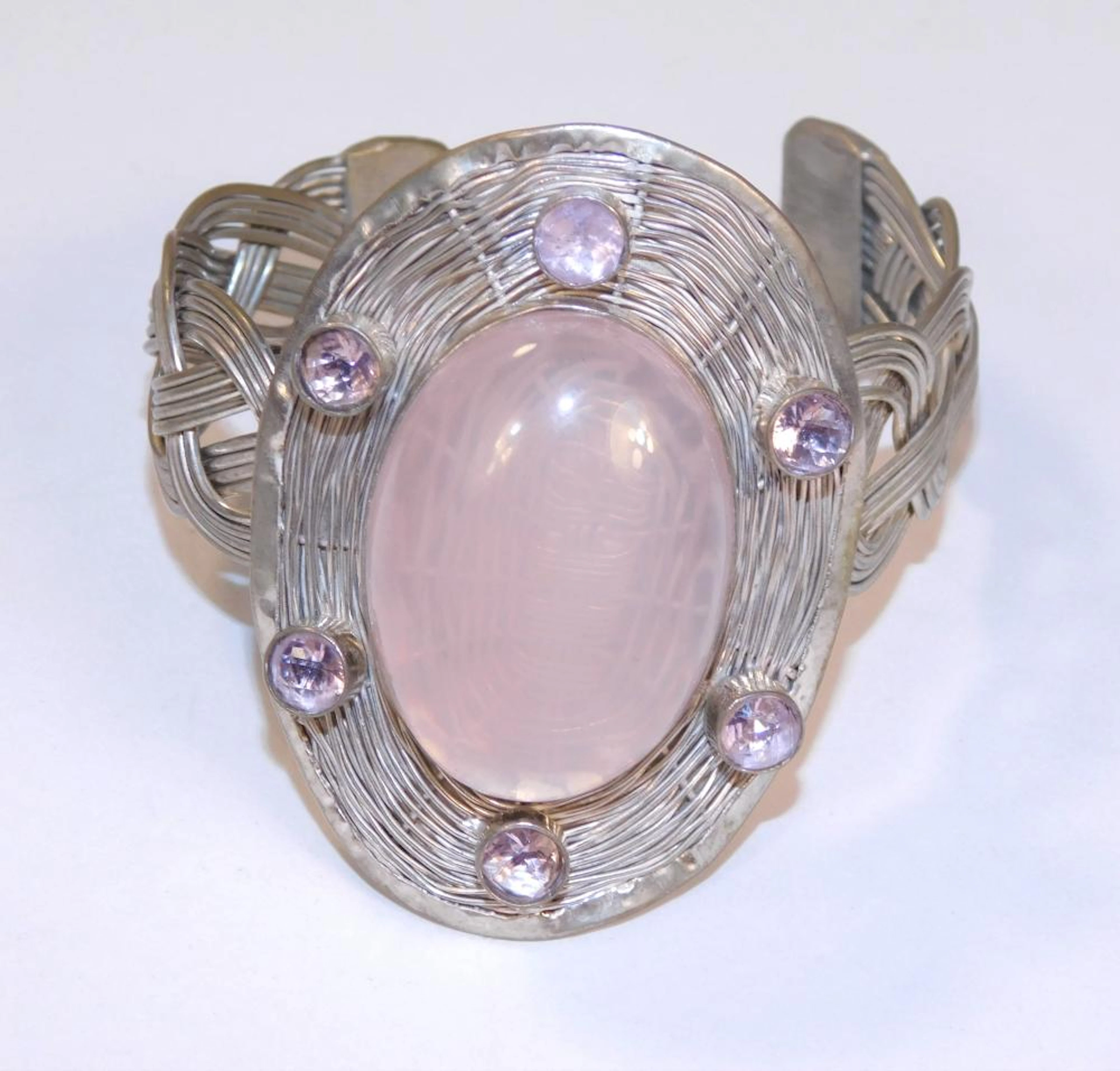 GRAN PULSERA DE CUARZO ROSA CABUJÓN en plata trenzada y tejida. Ancho: 6 cm.