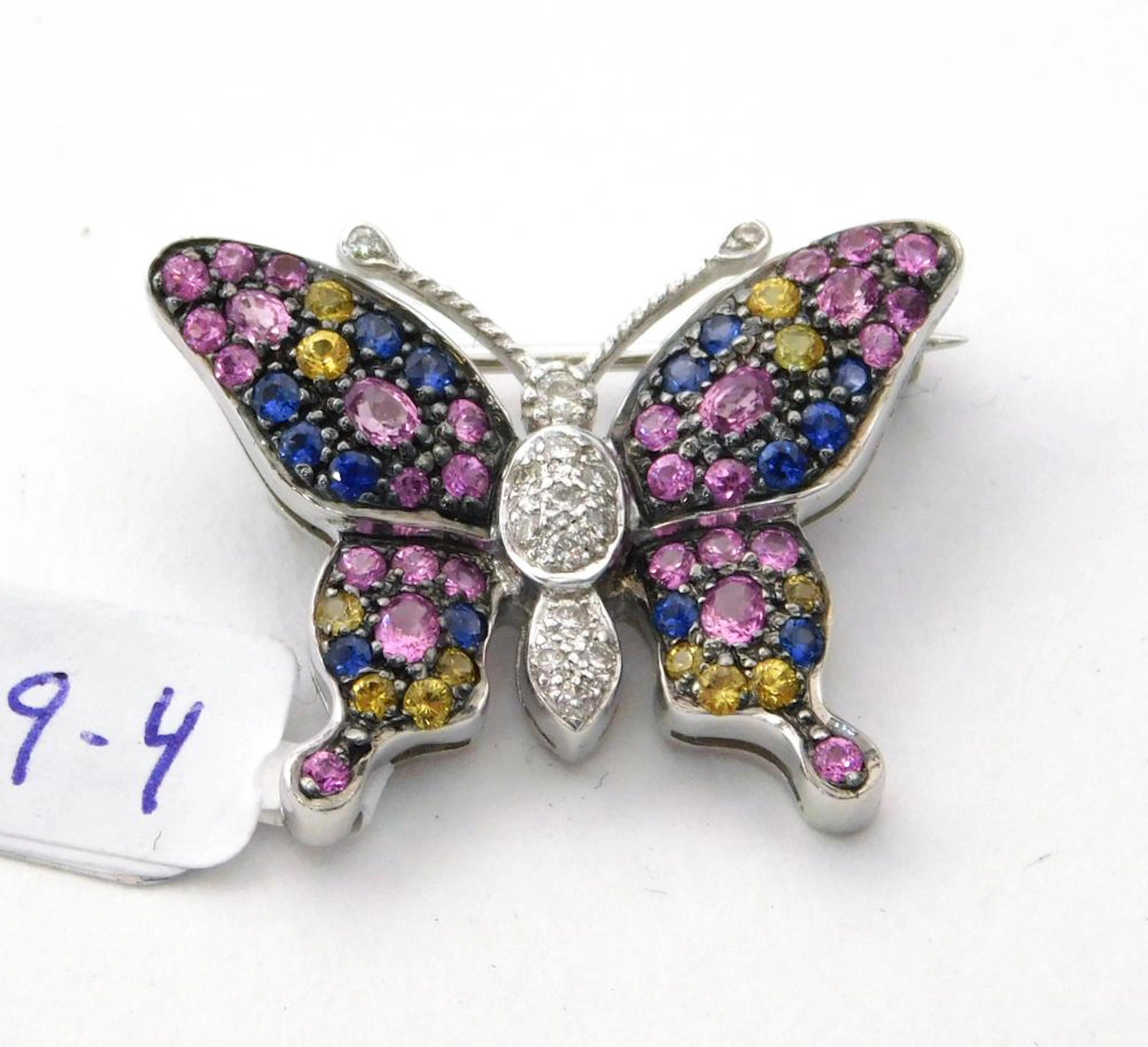 BROCHE "MARIPOSA" en oro blanco con cuerpo cuajado de...