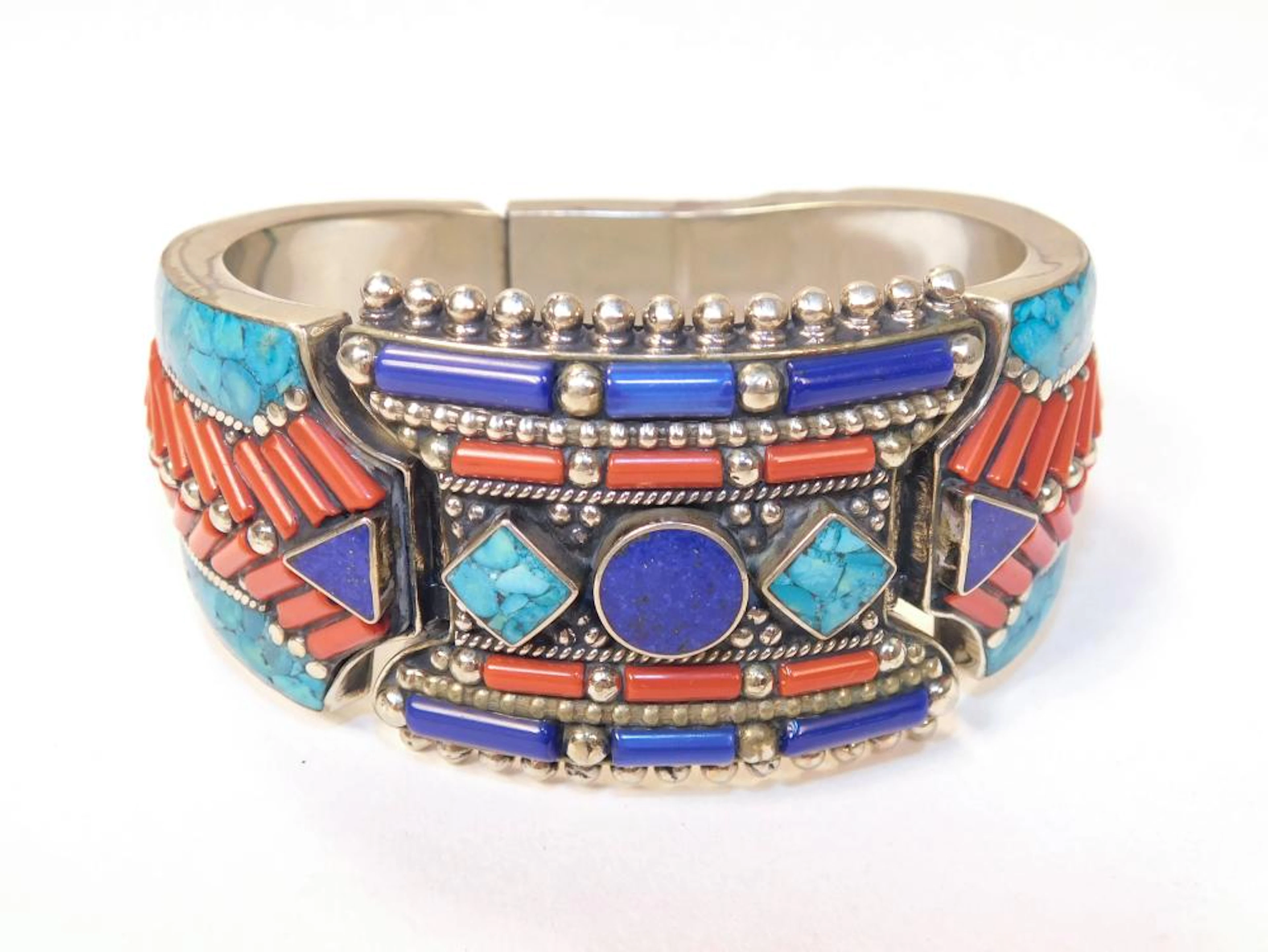 ANCHA PULSERA TIBETANA DE CORAL, TURQUESA Y LAPISLÁZULI en plata Ancho: 4 cm.