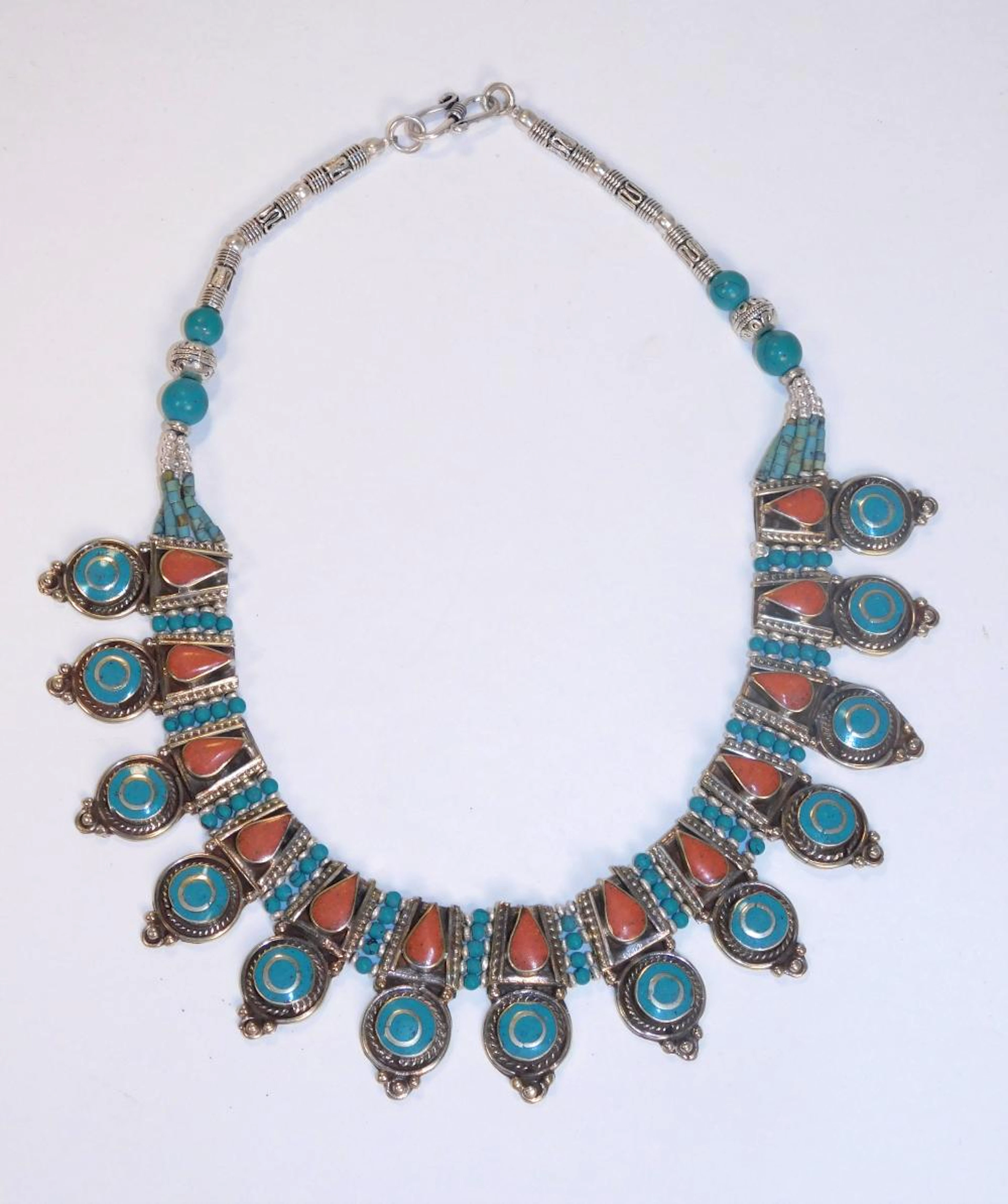 COLLAR GARGANTILLA de turquesa y coral tibetano. Con montura de plata.