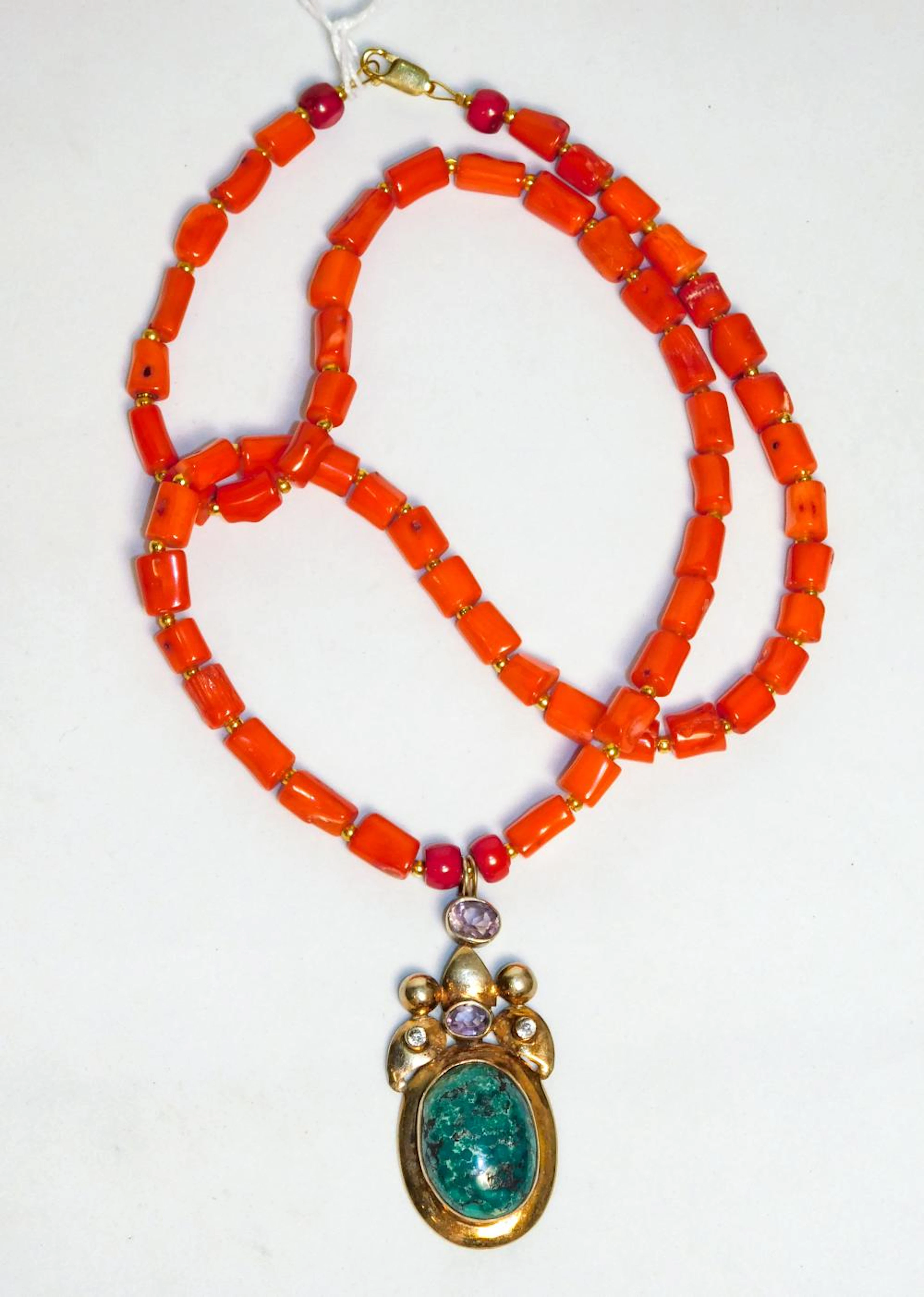 COLLAR en cuentas de madrépora con colgante de turquesa...