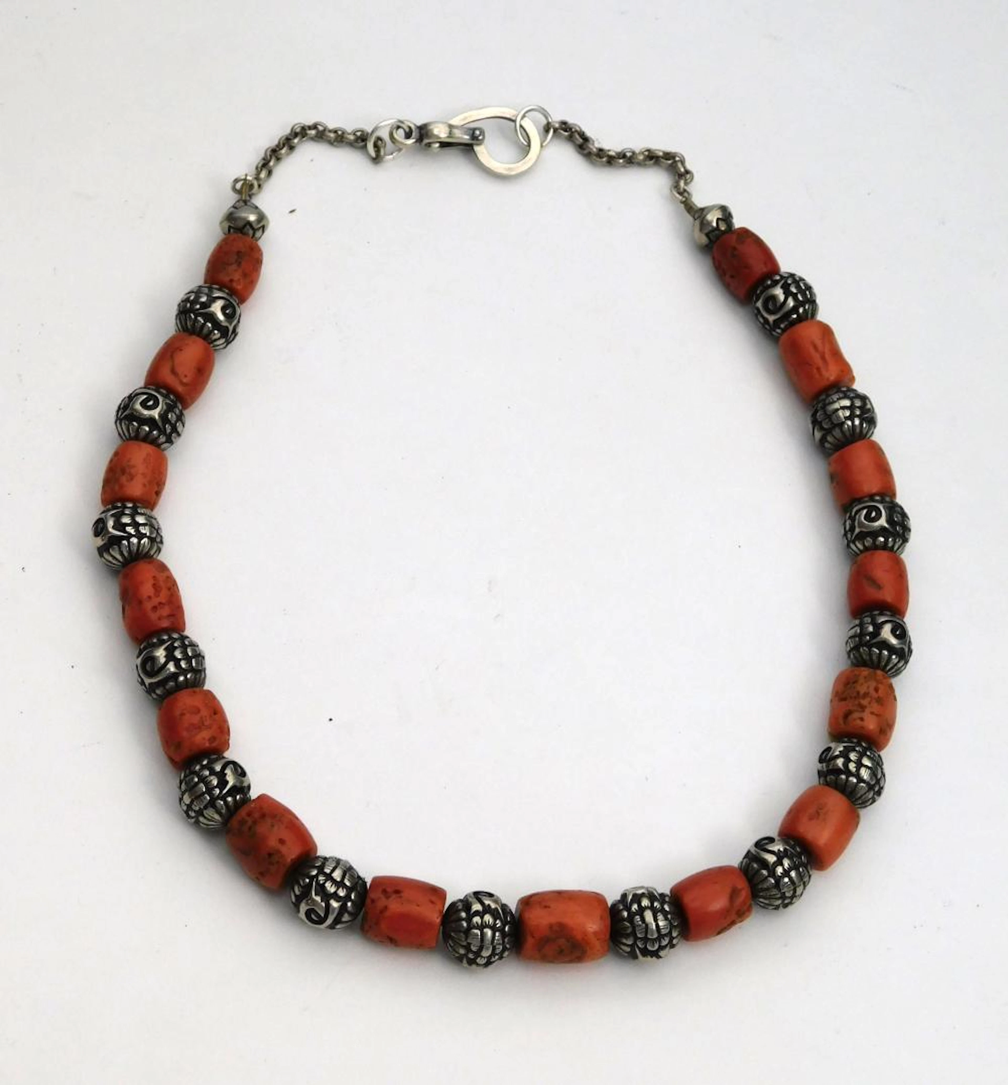 ANTIGUO COLLAR TIBETANO de raíz de coral y cuentas de plata labrada.