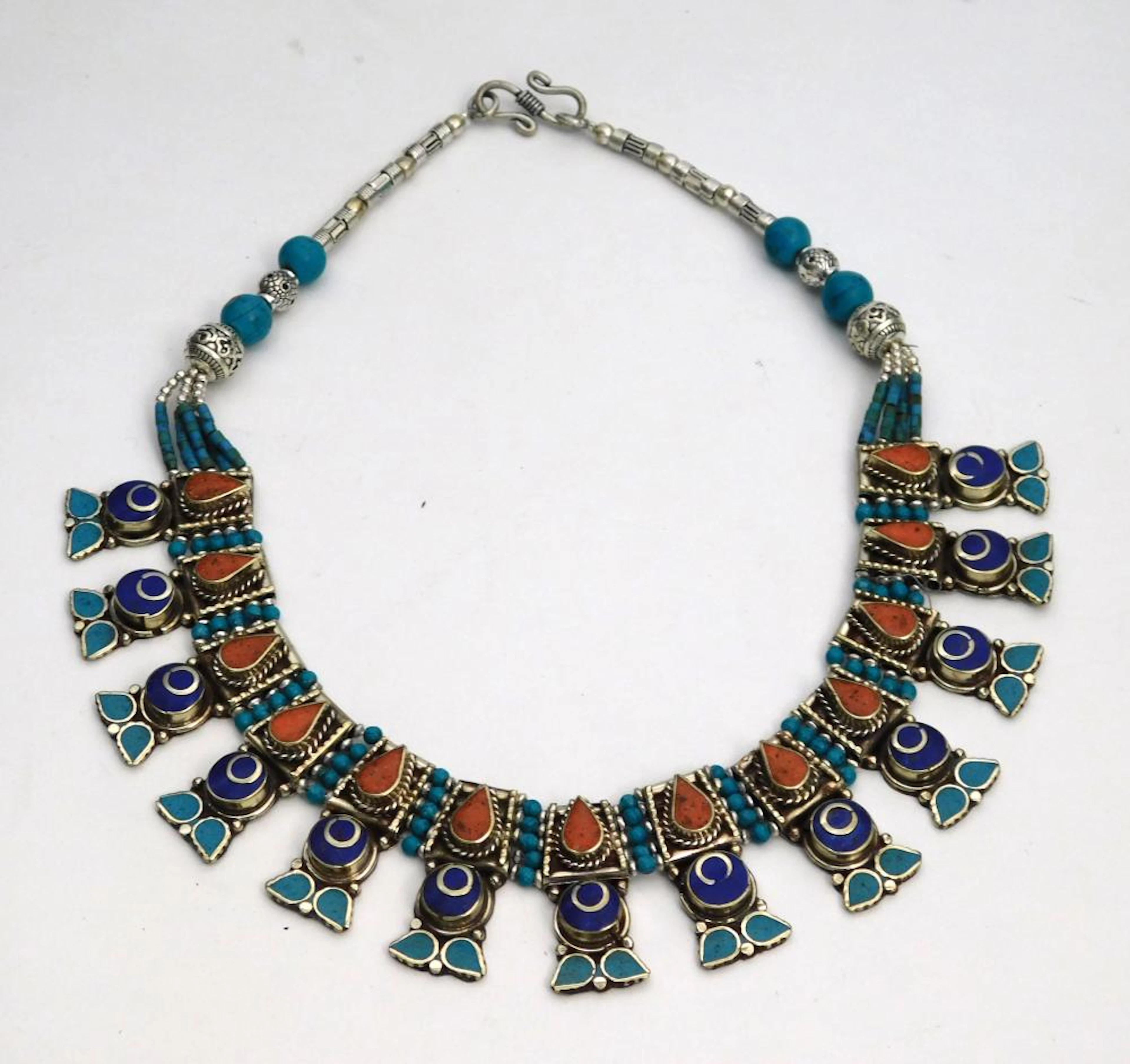 COLLAR TIBETANO DE LAPISLÁZULI, CORAL Y TURQUESA en plata Ancho:  3.5 cm.