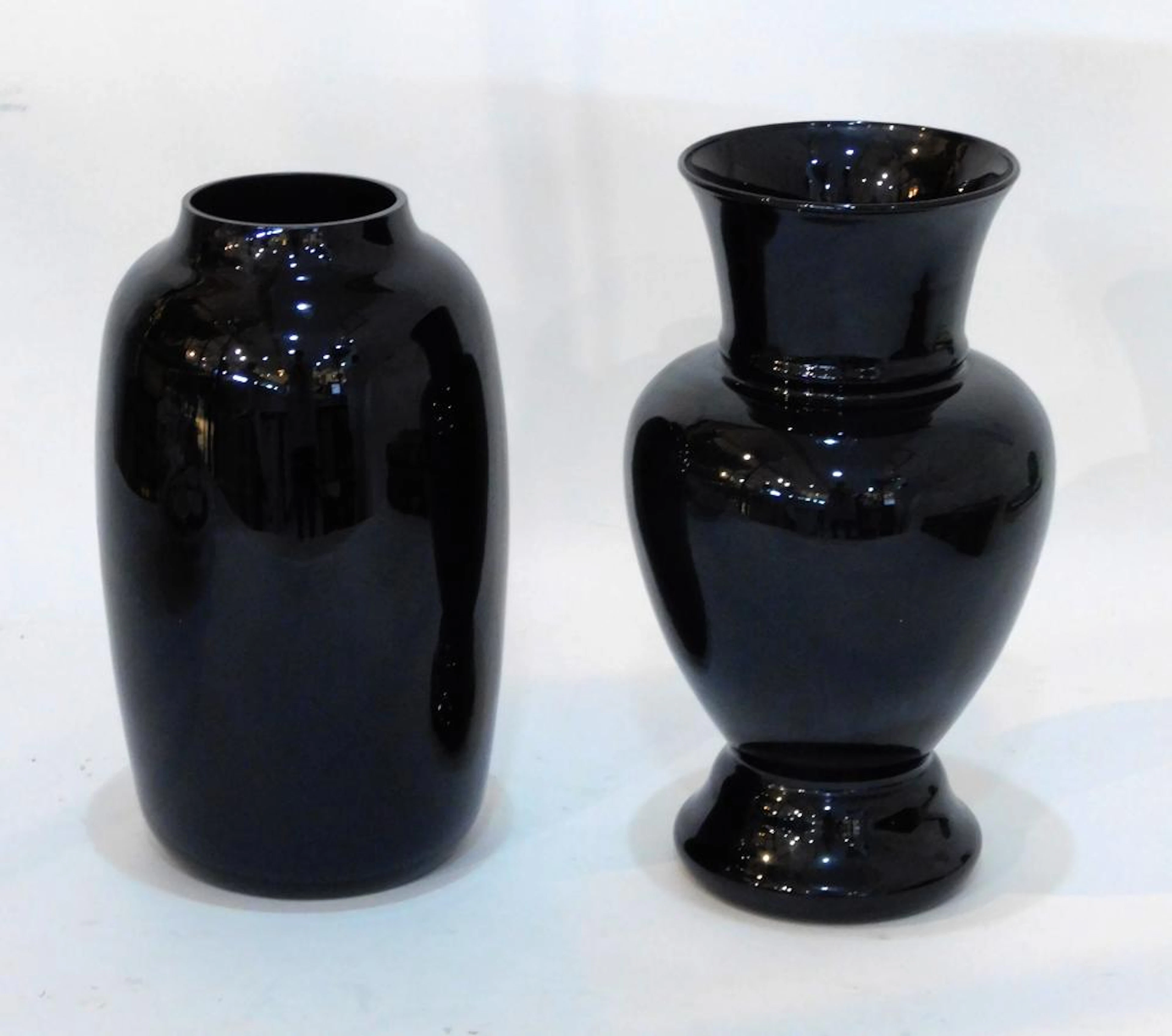 DOS JARRONES DE OPALINA NEGRA AÑOS 30 en cristal. Altura: 28 y 30 cm.