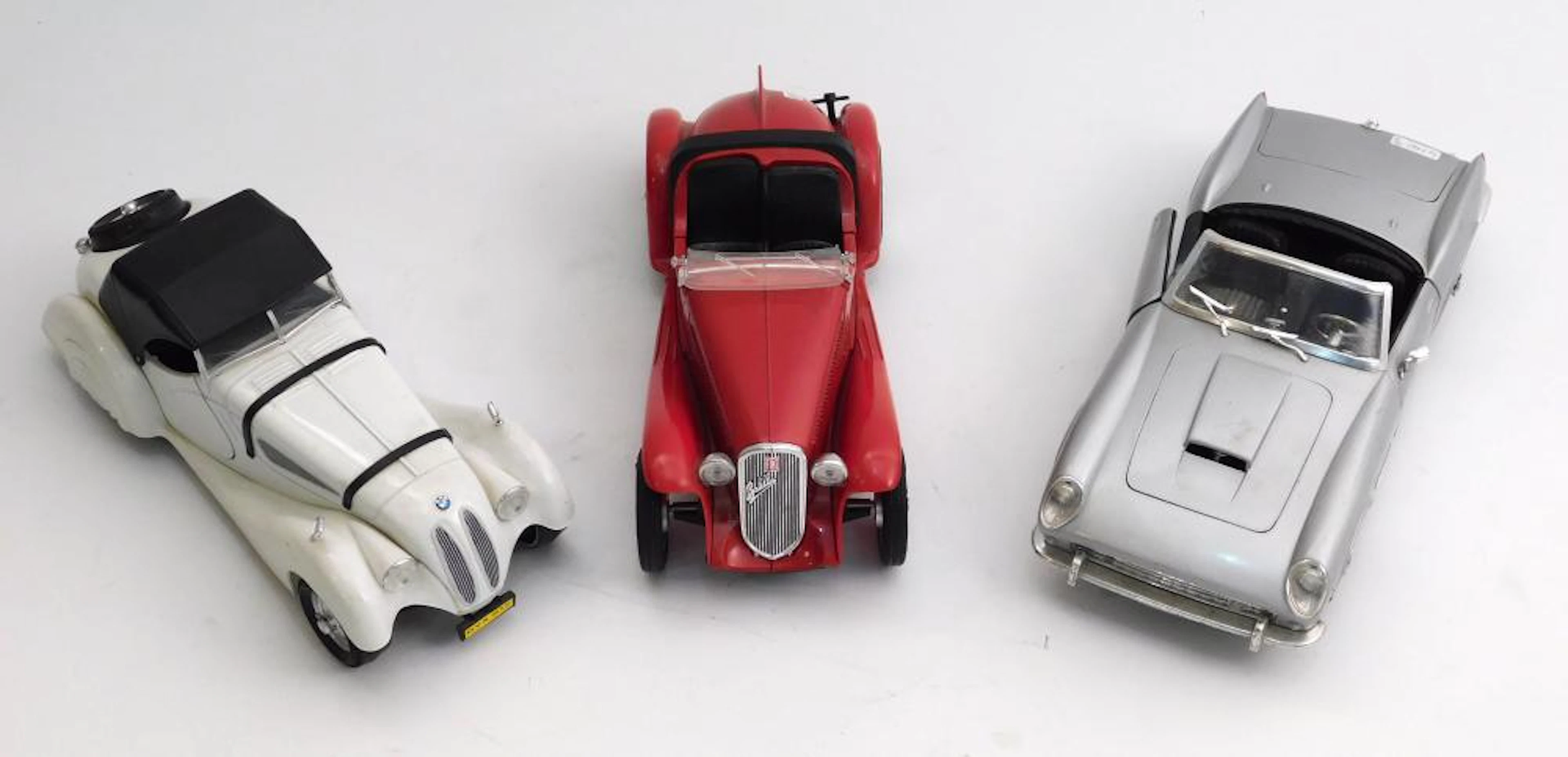 COLECCIÓN DE COCHES ANTIGUOS italianos marca Tonka Largos: 26, 24 y 28 cm.