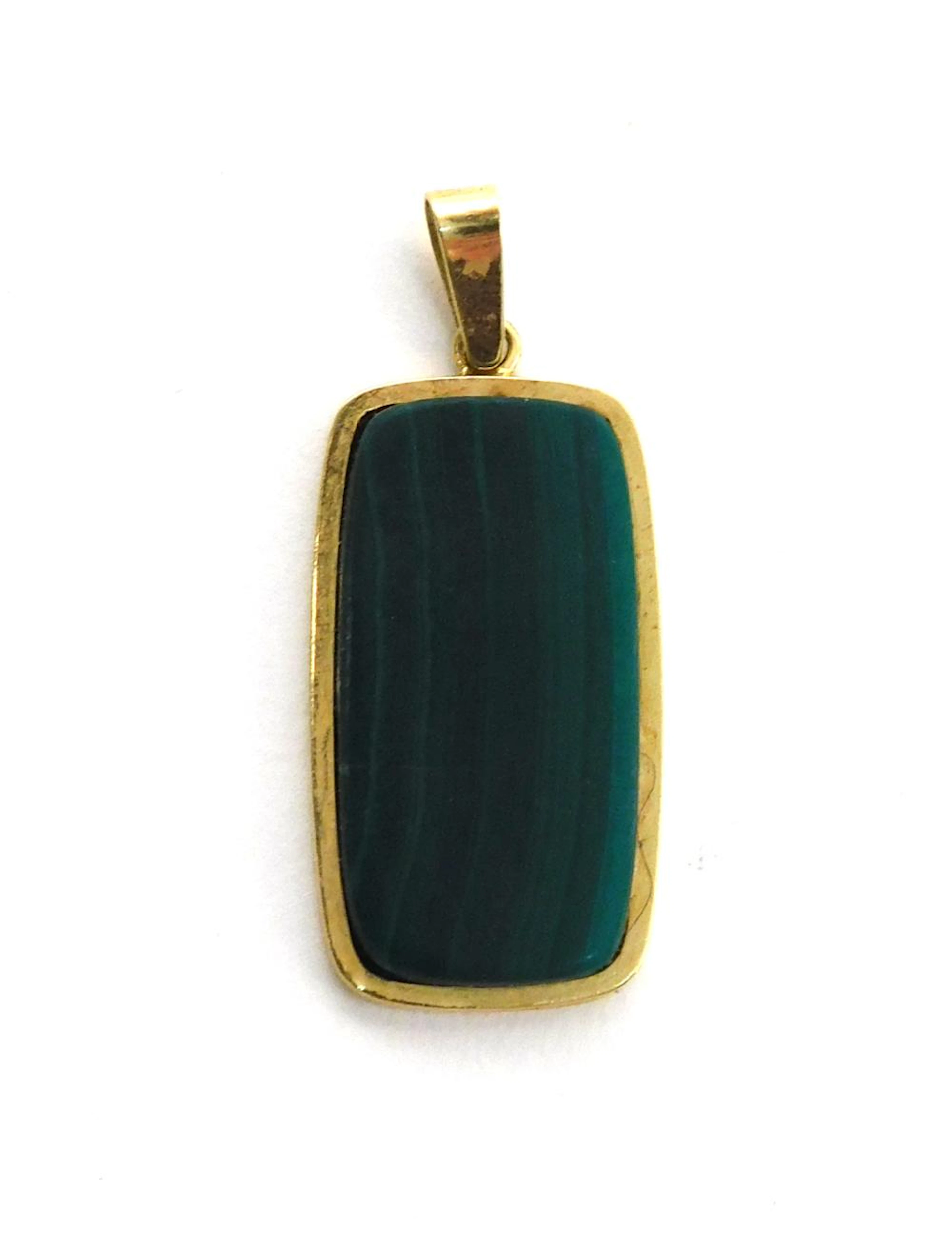 COLGANTE DE MALAQUITA Y ORO AMARILLO Medidas: 4x2.5 cm. Peso total: 10 gr.