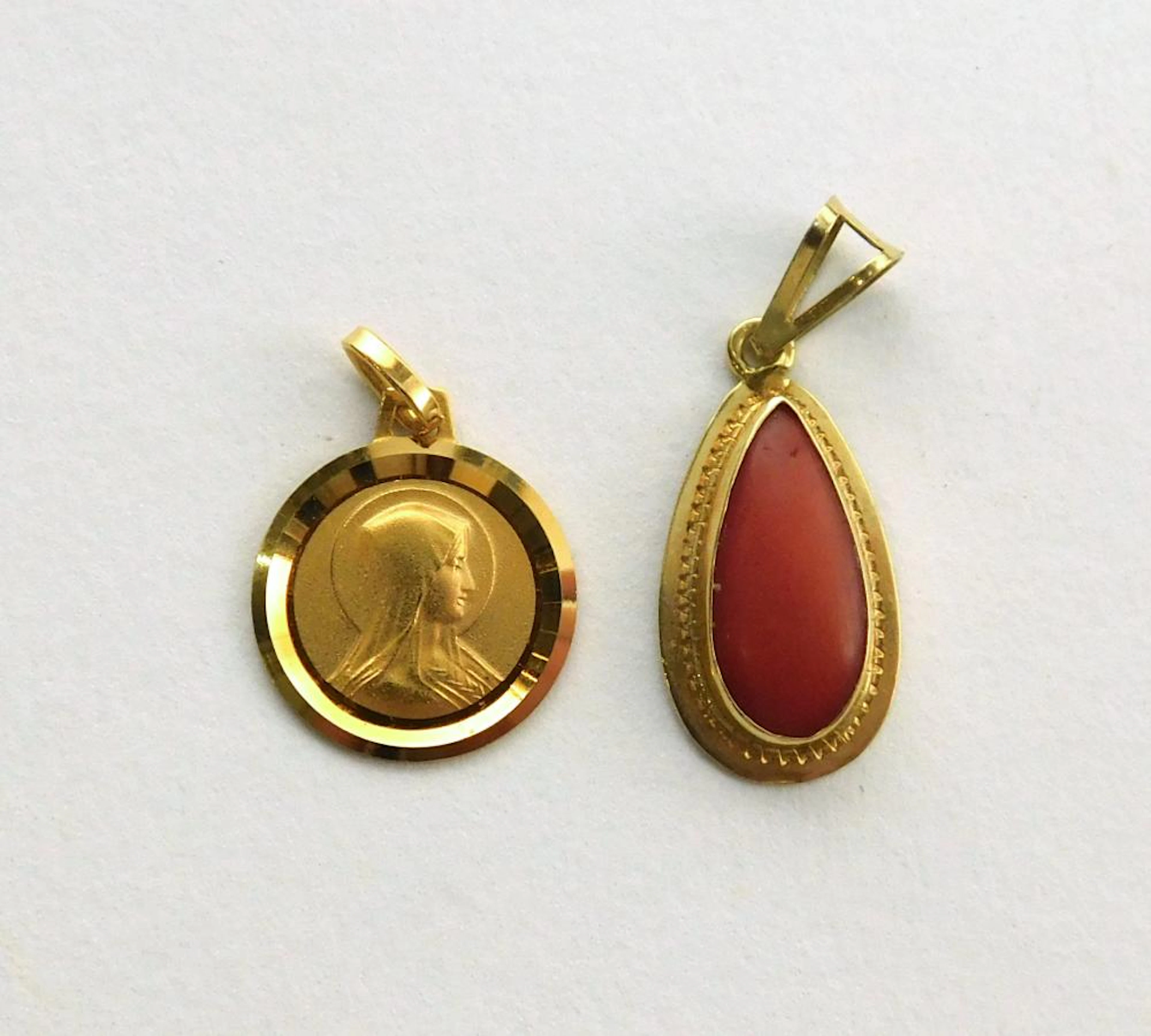 MEDALLA Y COLGANTE DE ORO Y LÁGRIMA DE CORAL en oro amarillo Peso total: 2.8 gr.