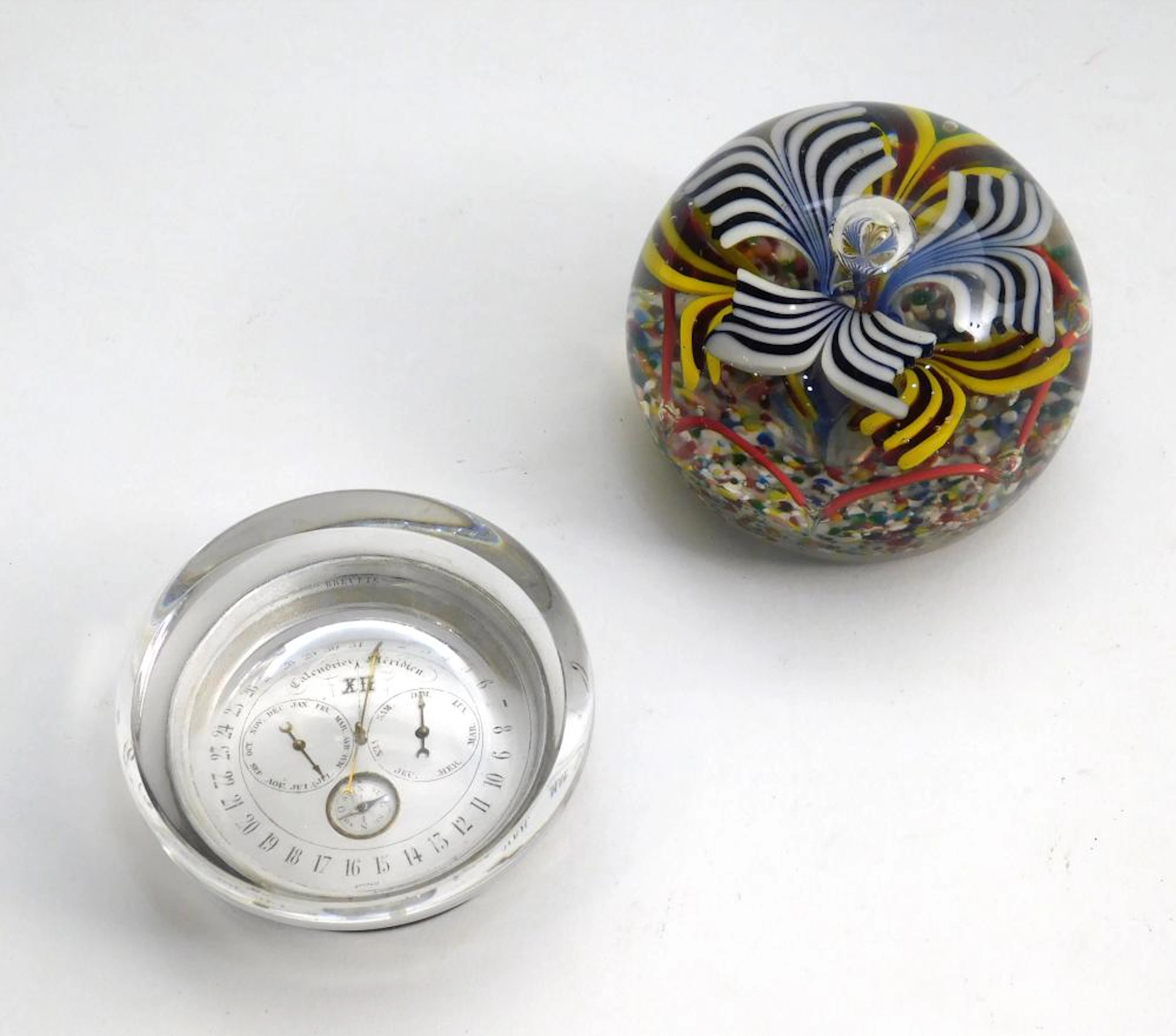 DOS PISAPAPELES ANTIGUOS en cristal de murano uno con calendario antiguo
