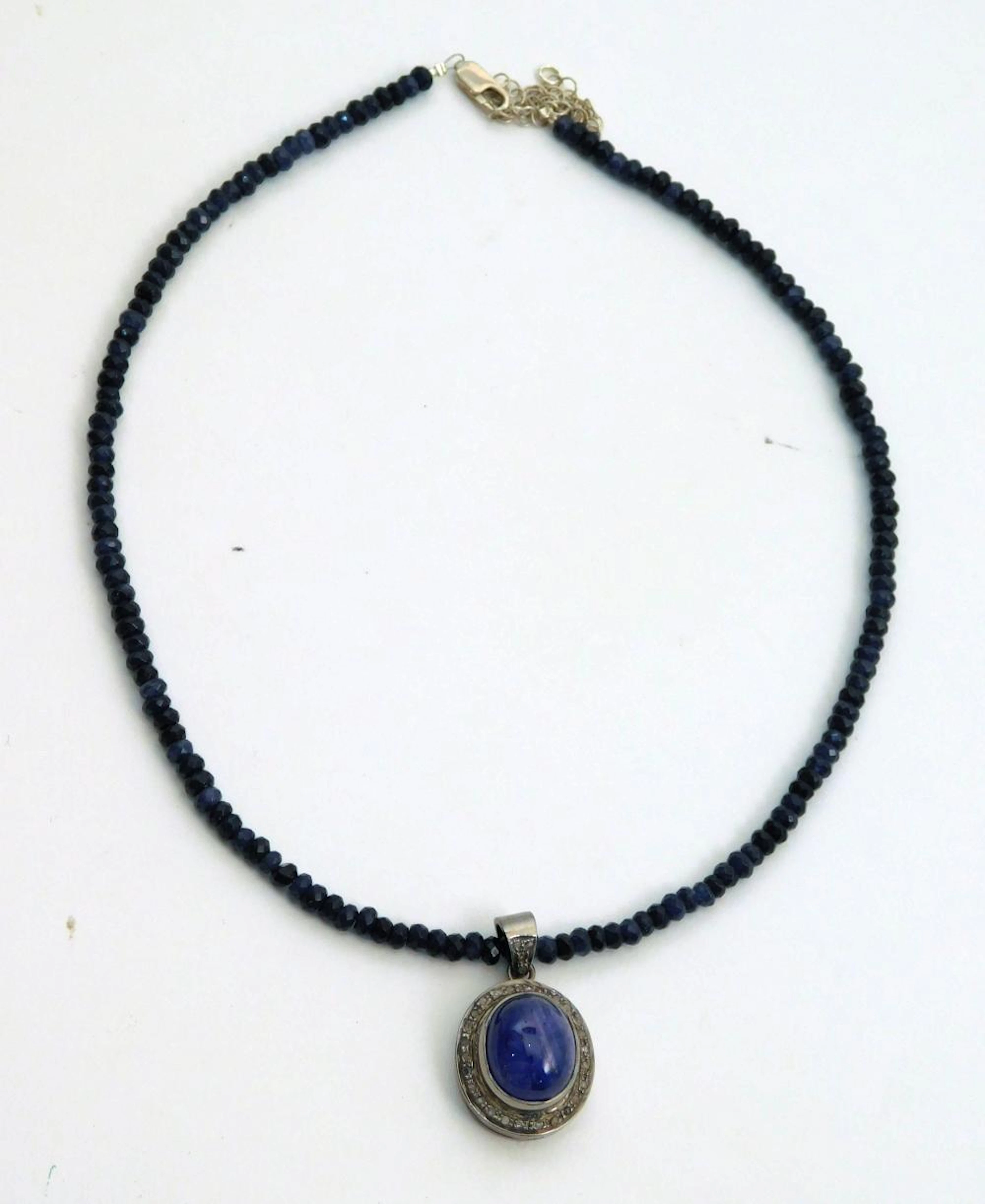 COLLAR de cuarzos azules facetados con colgante de plata...