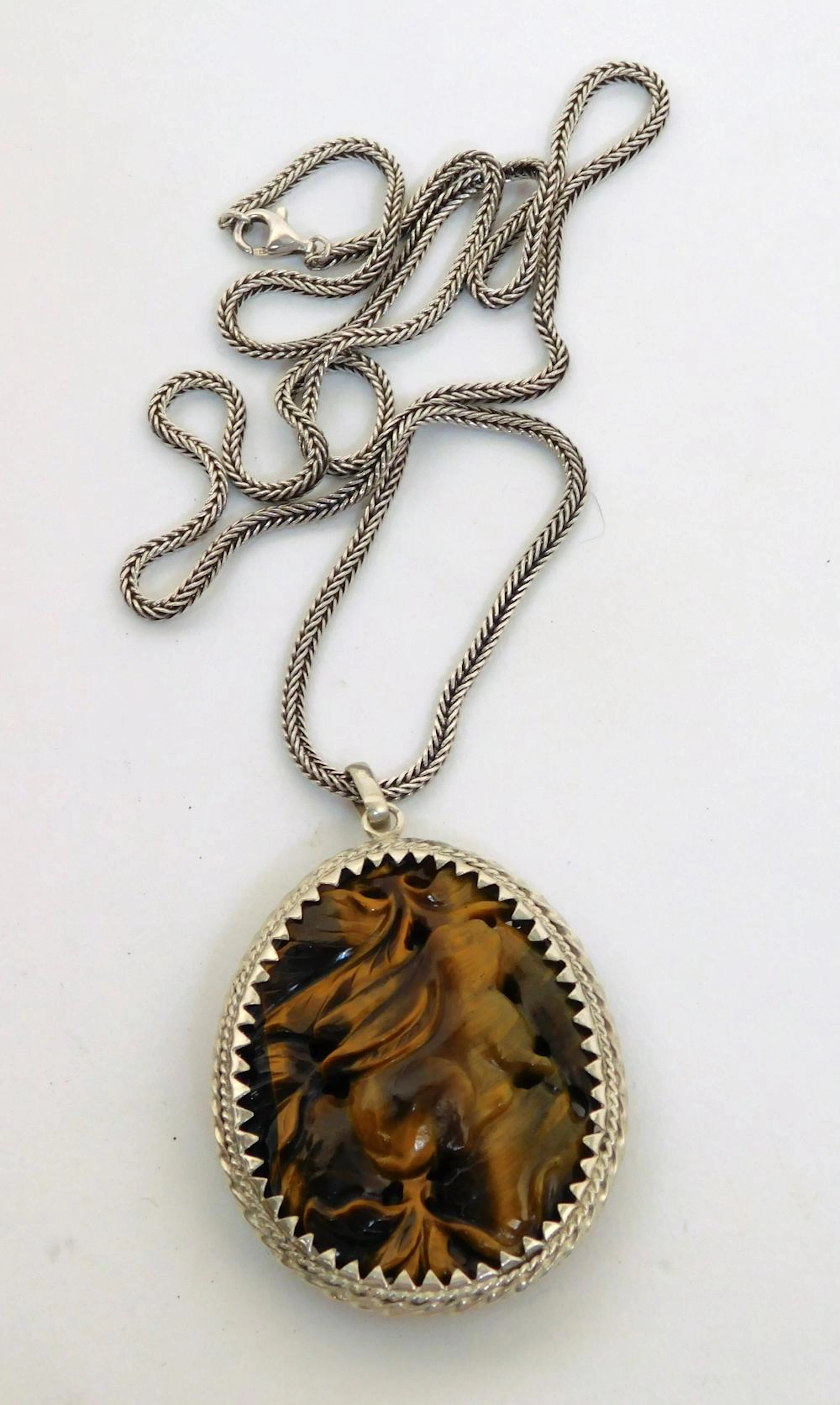 GRAN COLGANTE DE "OJO DE TIGRE" TALLADO co montura y cadena de plata