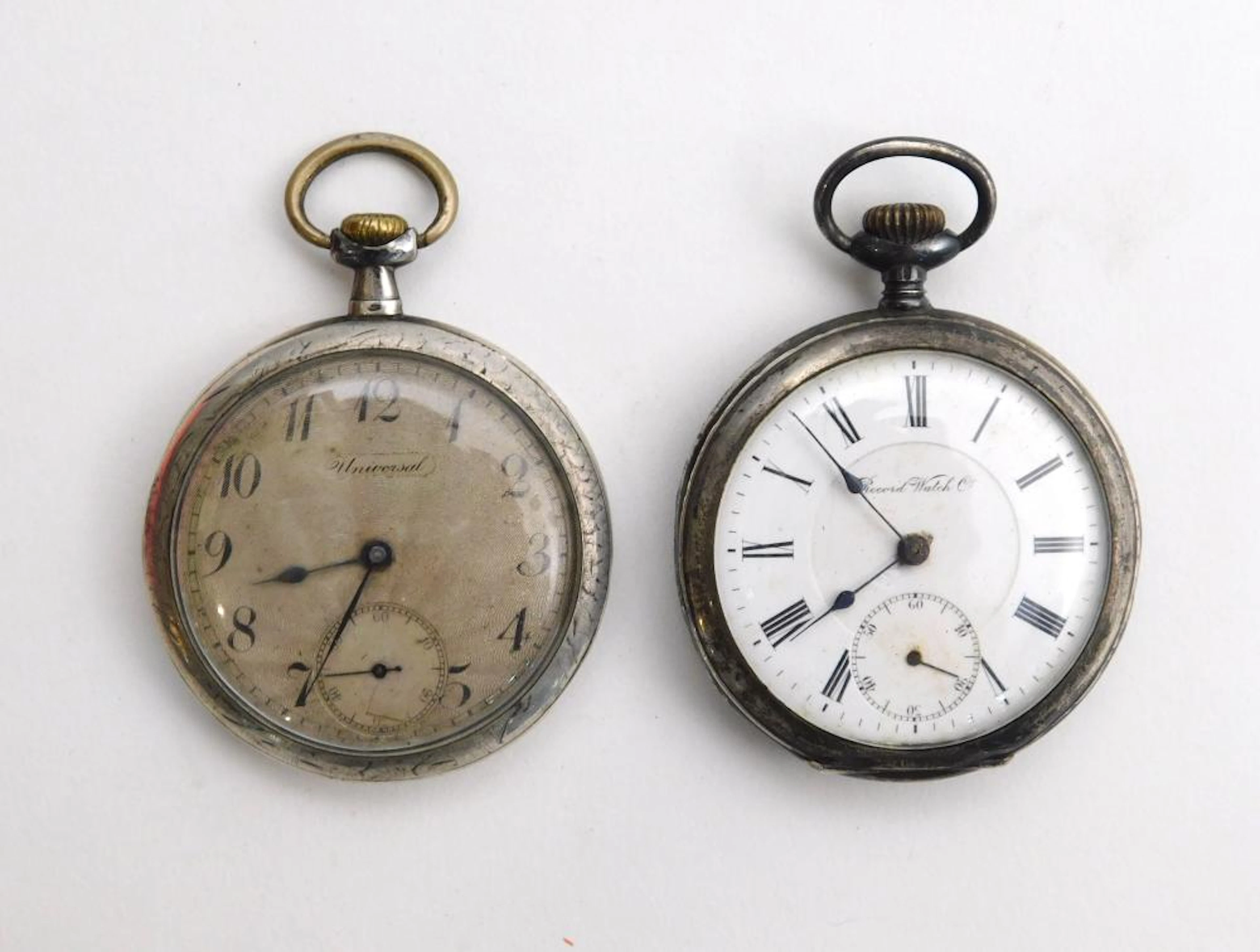 DOS RELOJES DE BOLSILLO  en plata. El reloj modelo Universal funciona.