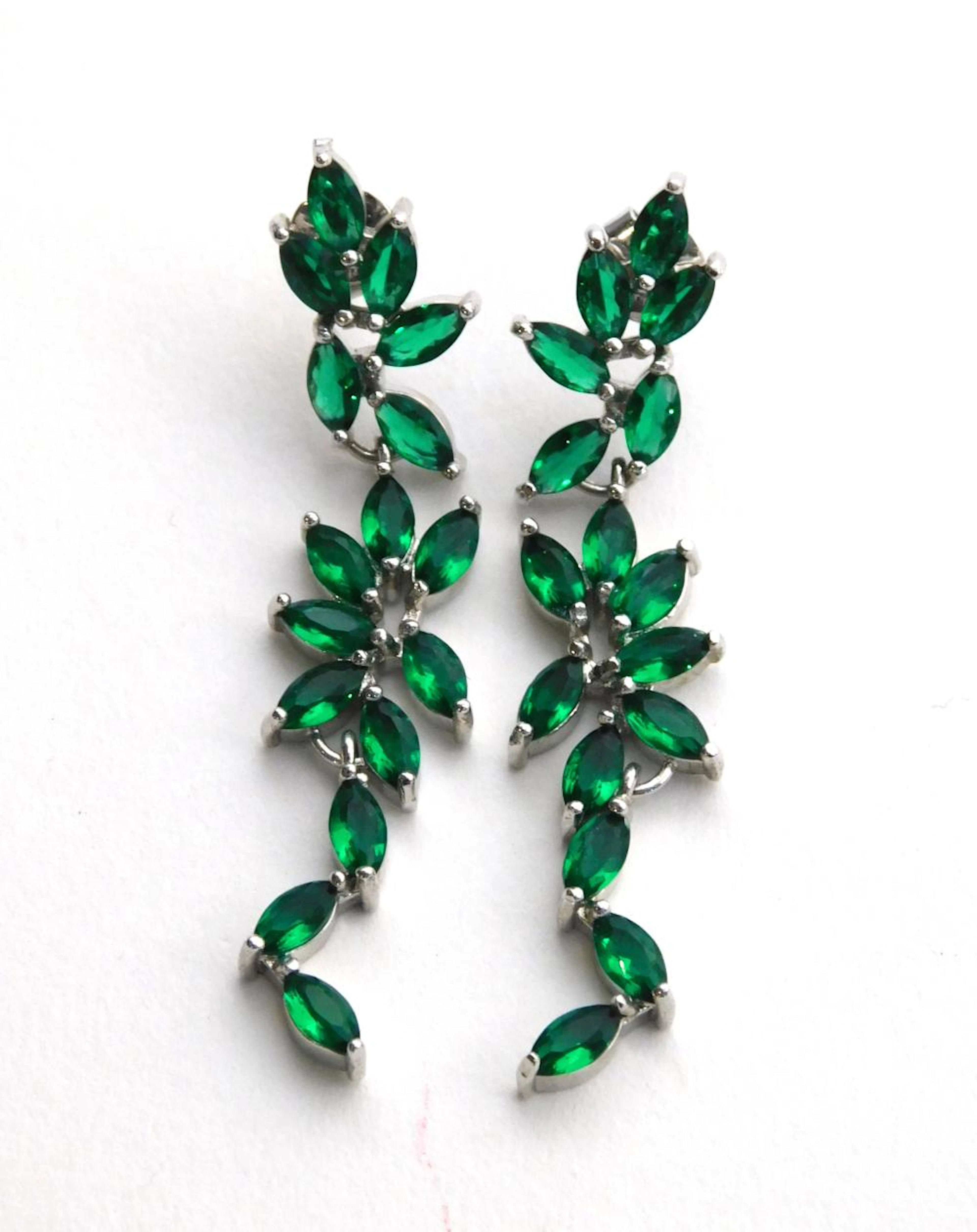 PENDIENTES LARGOS en plata con cristal color verde a modo dehojas