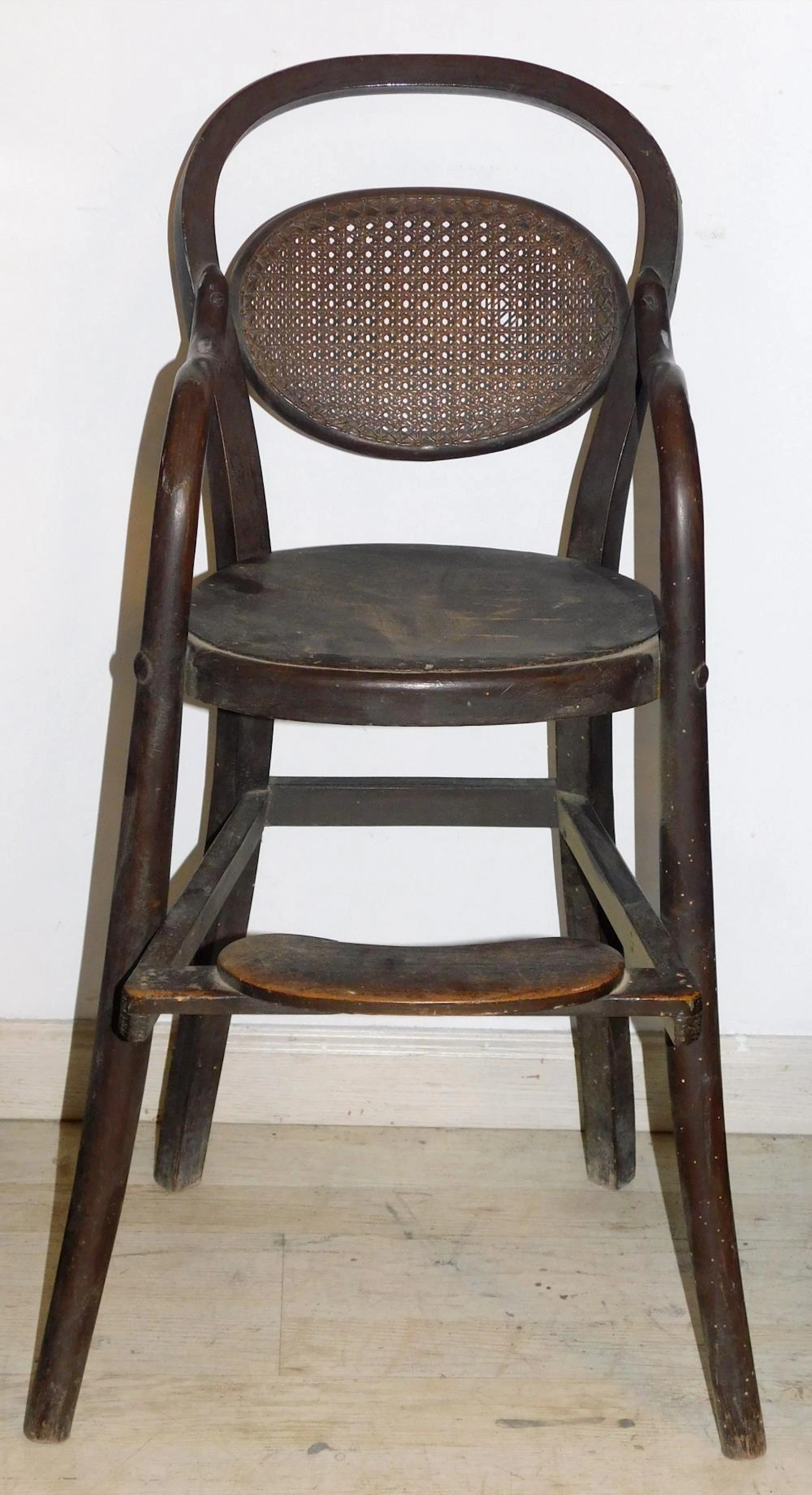 ANTIGUA TRONA DE NIÑO en madera con respaldo de rejilla Altura: 86 cm.