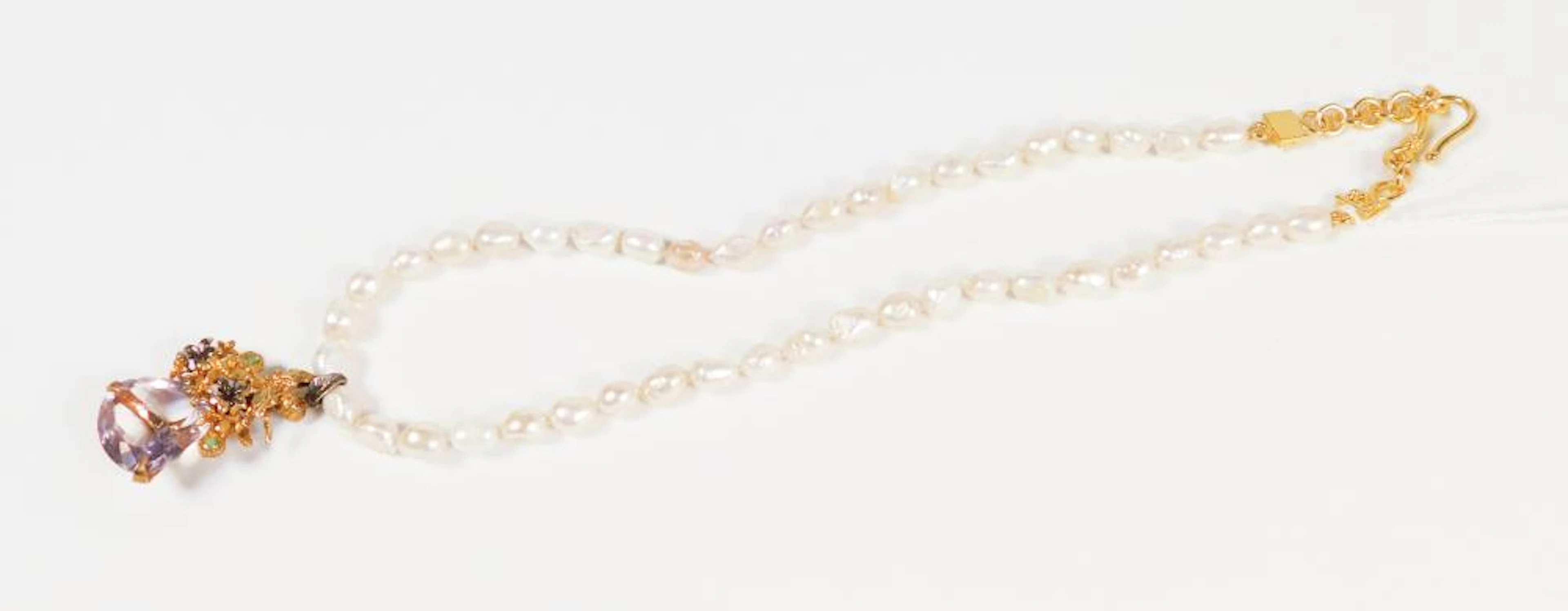 COLLAR DE PERLAS CON COLGANTE DE AMATISTA FLORAL Cierre de plata dorada