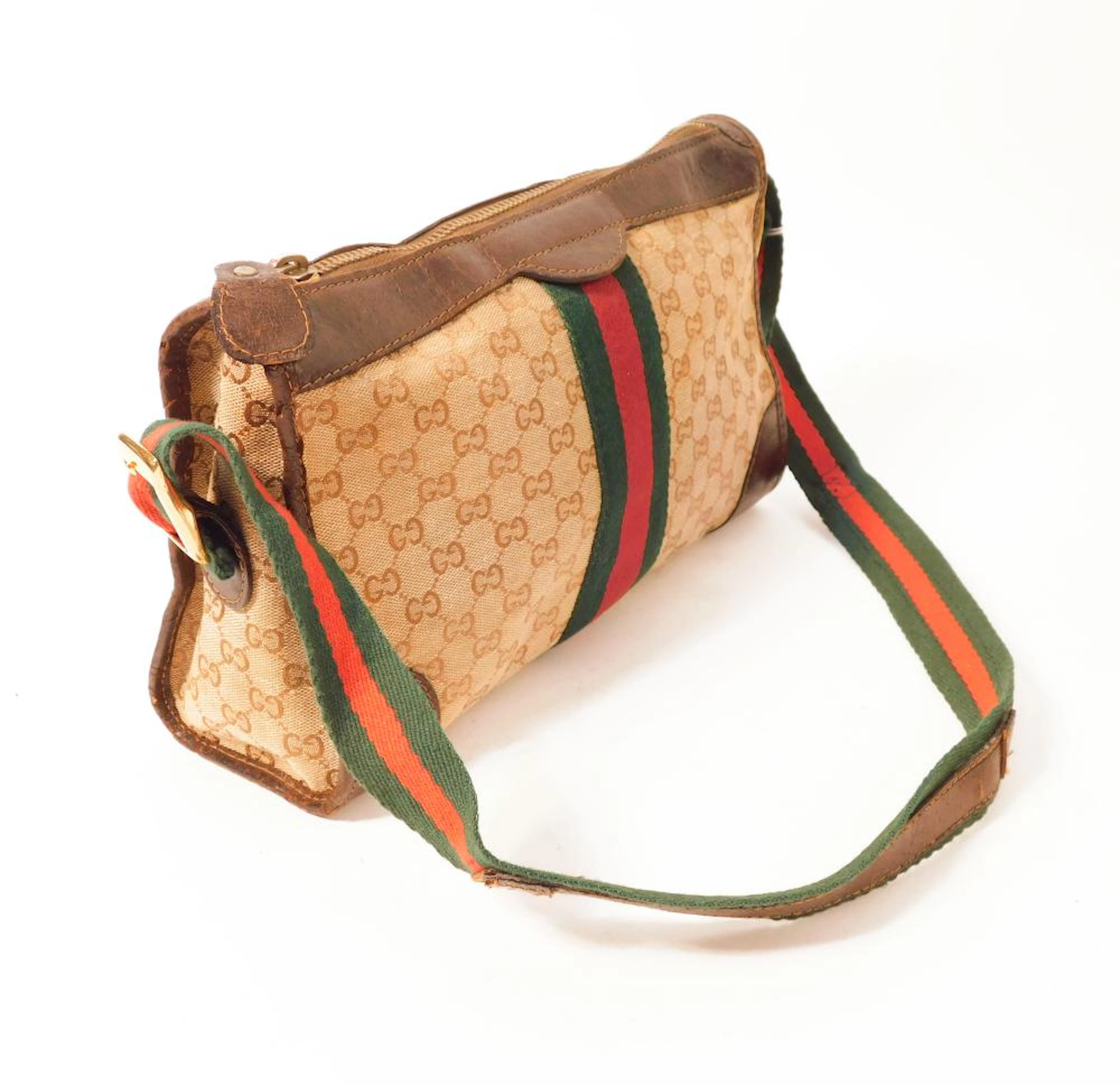 GUCCI. BOLSO en piel marrón y logo de la casa con asa tipo bandolera