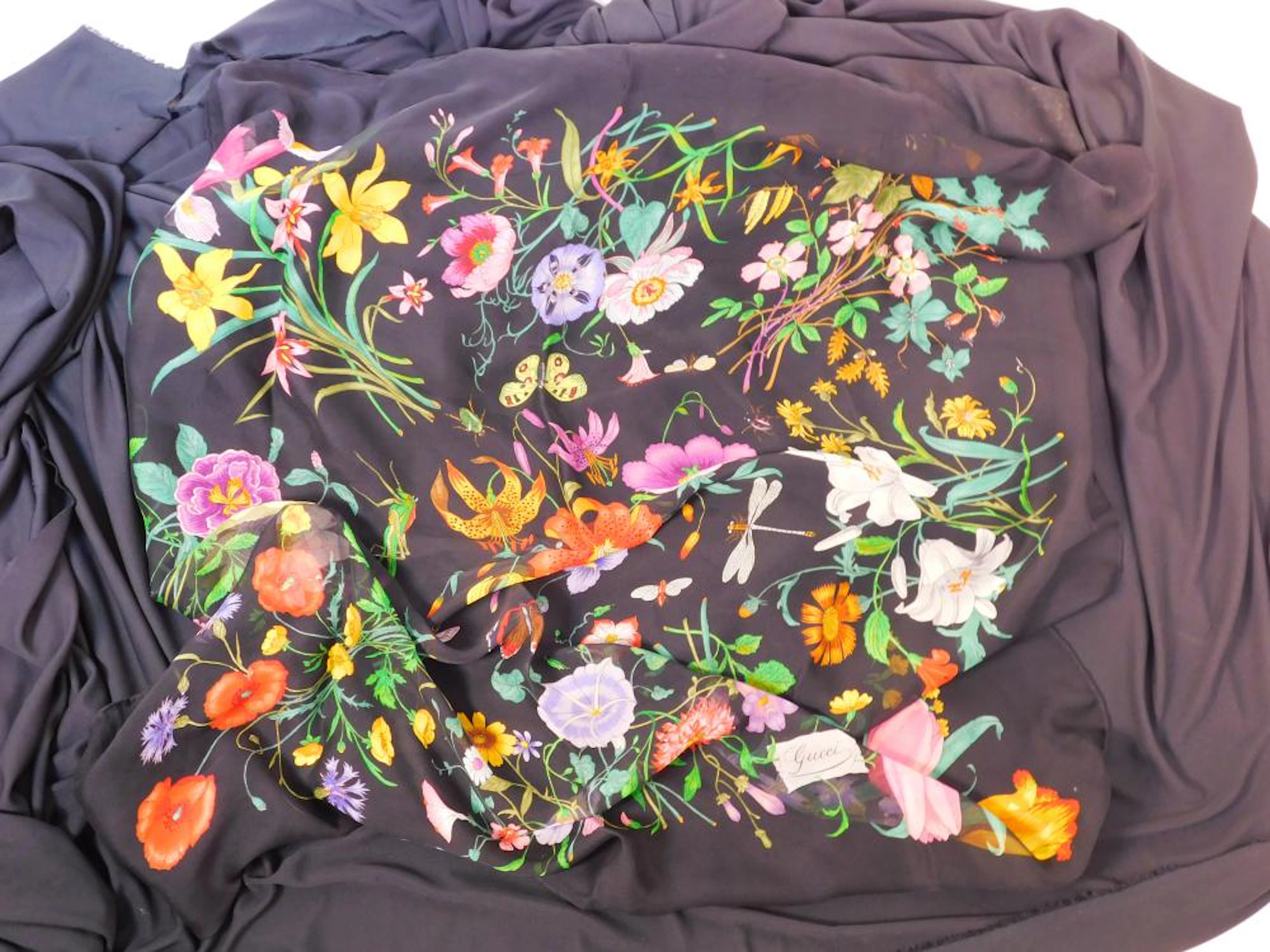 GUCCI. PAÑUELO NEGRO DE FLORES AÑOS 70 en gasa natural en vivos colores