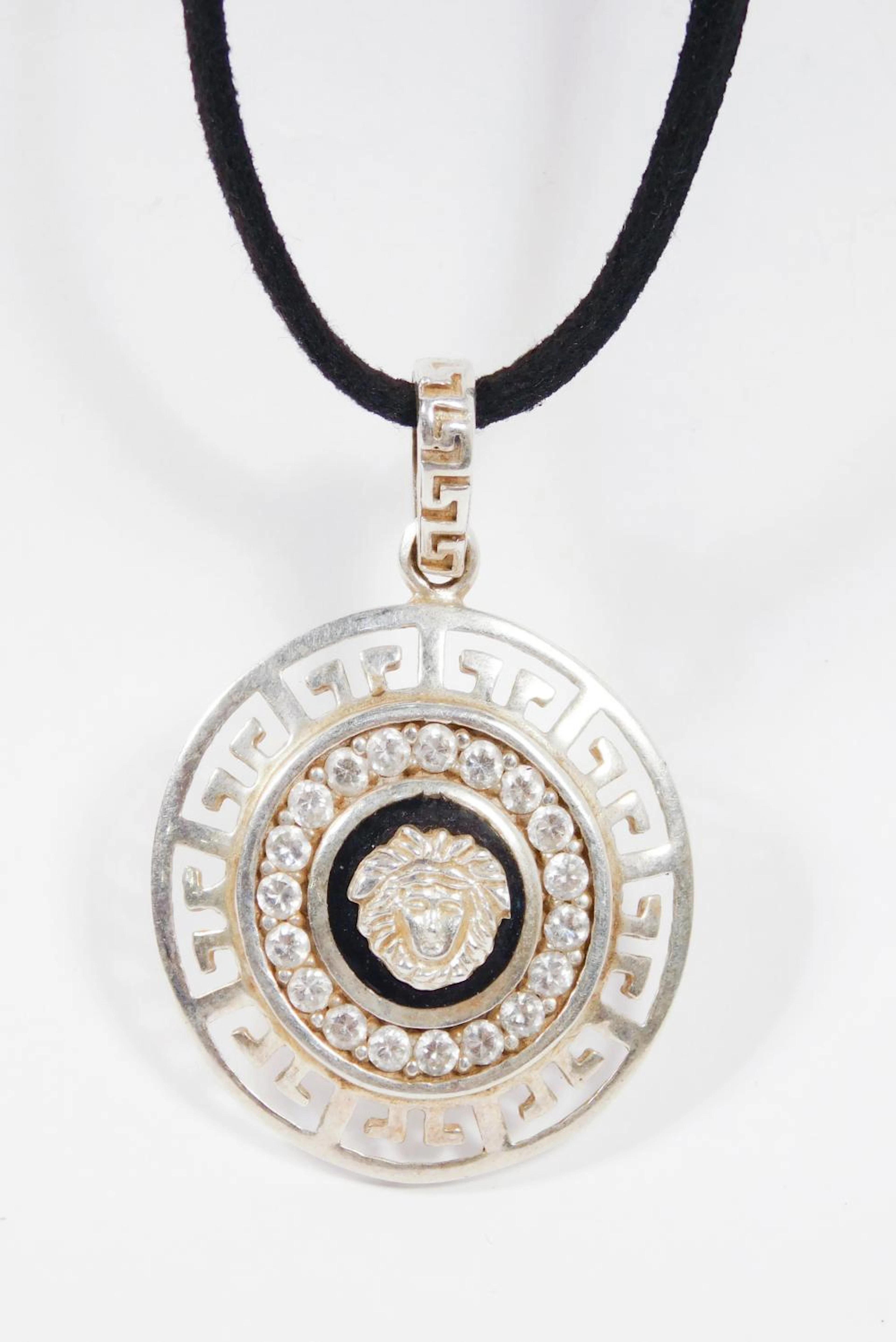 COLGANTE ESTILO VERSACE CIRCULAR CON CABEZA DE MEDUSA en...