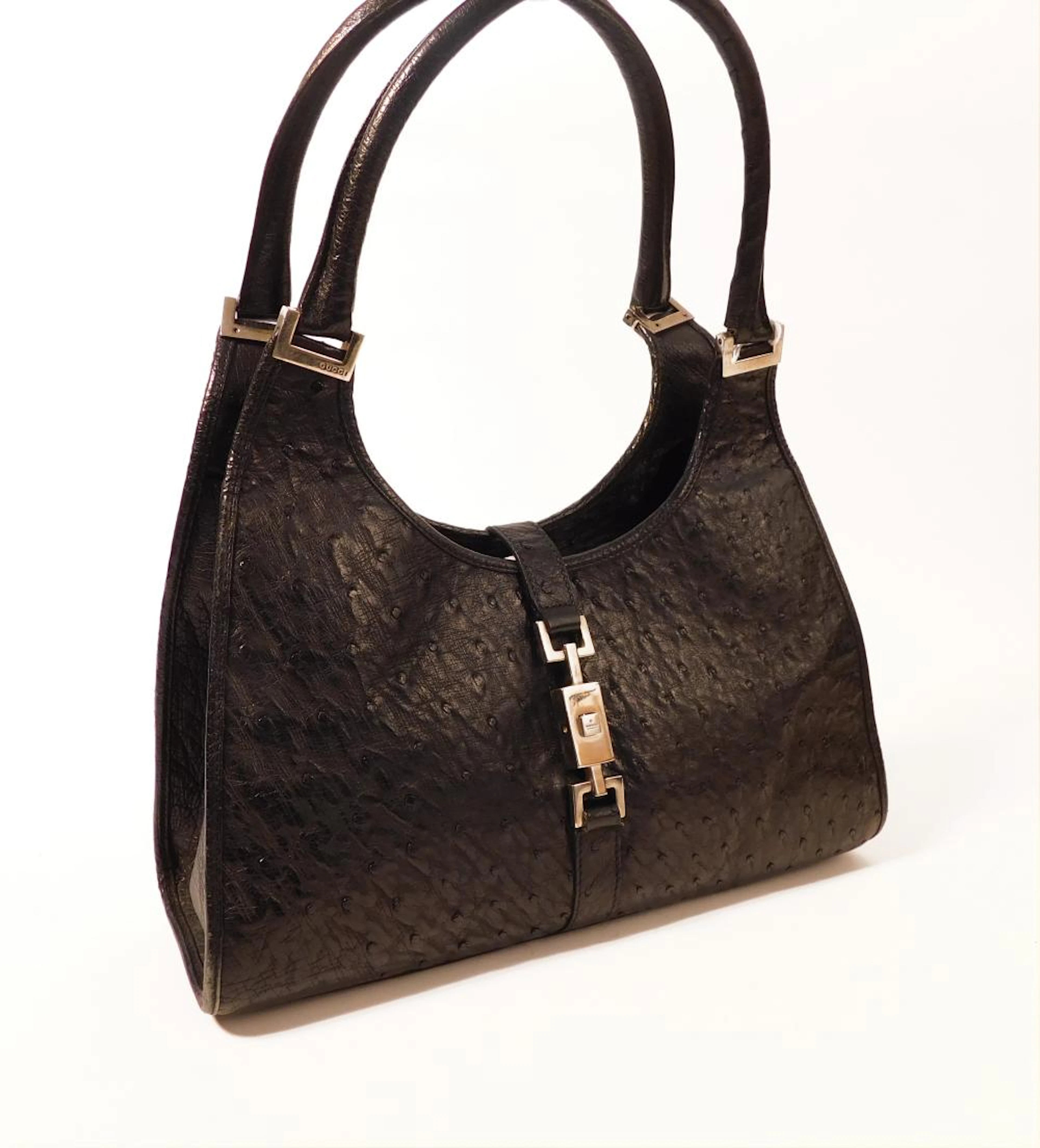 GUCCI. BOLSO en piel de avestruz con remates en metal...