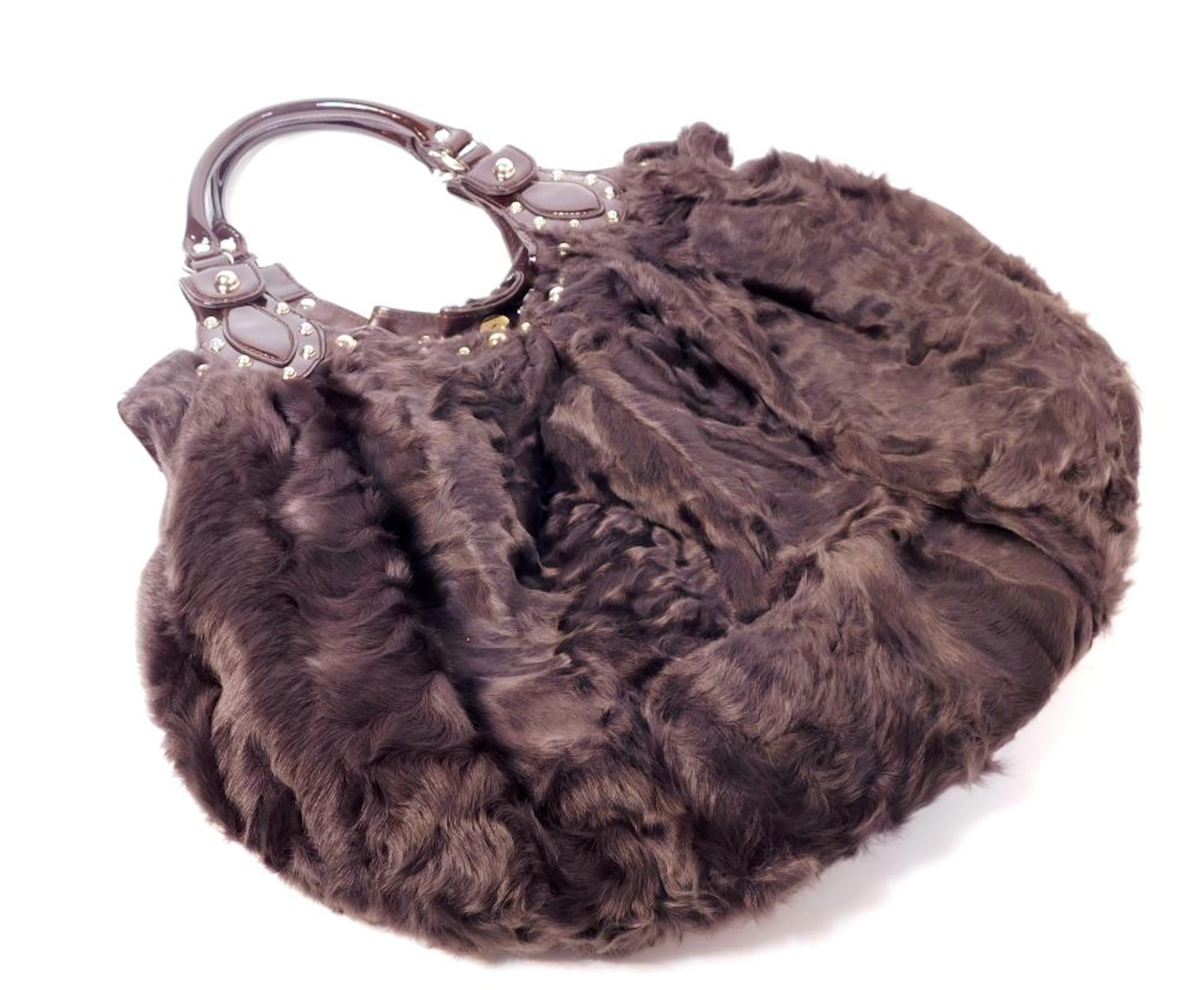 BOLSO EN PIEL DE ASTRACÁN y asas en charol con remates en metal al estilo Gucci