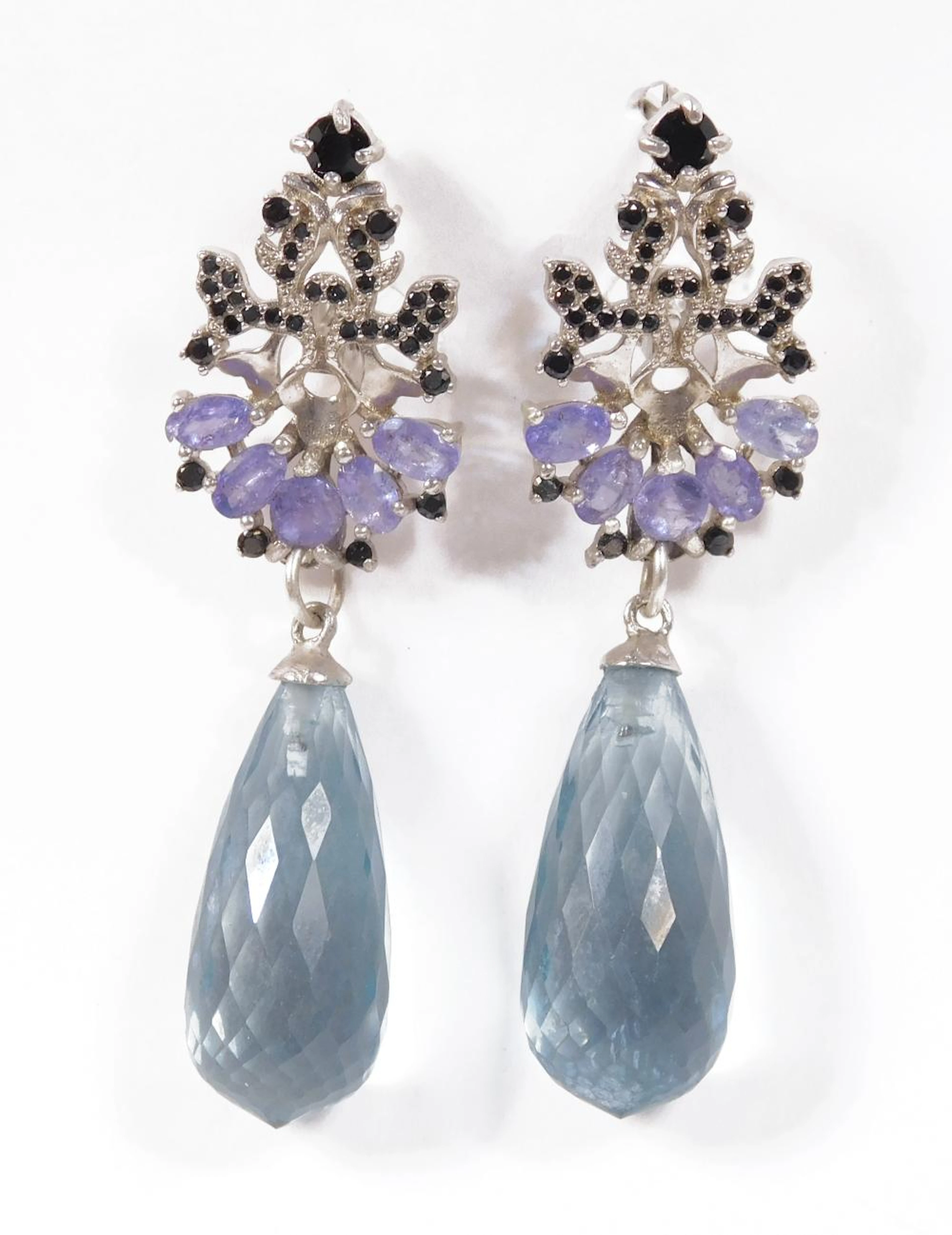 PENDIENTES DE DISEÑO DE TANZANITAS Y BRIOLETTE LARGO Y MÓVIL Montura de plata