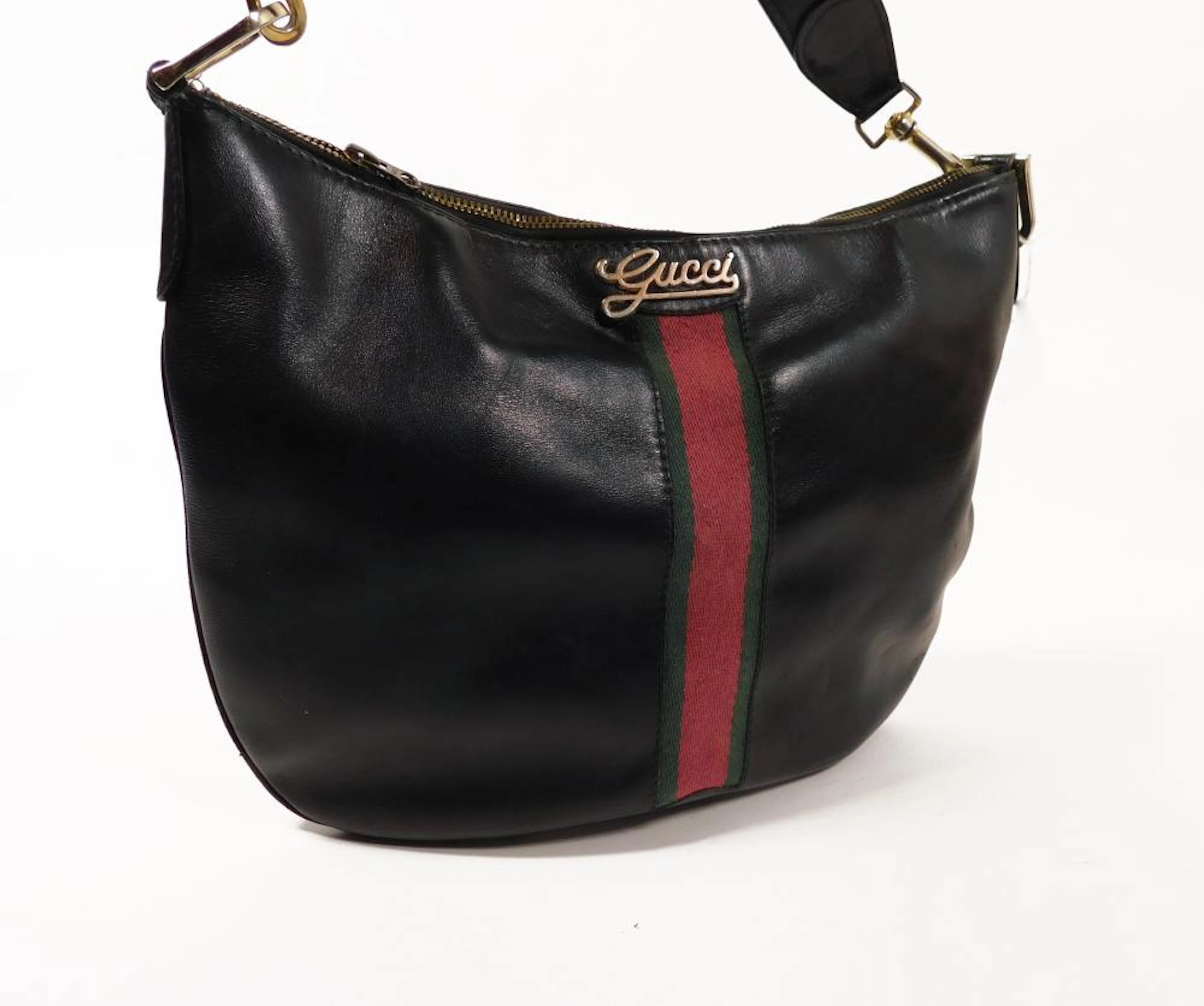 GUCCI. BOLSO en piel color negro con detalle clásico en color rojo y verde