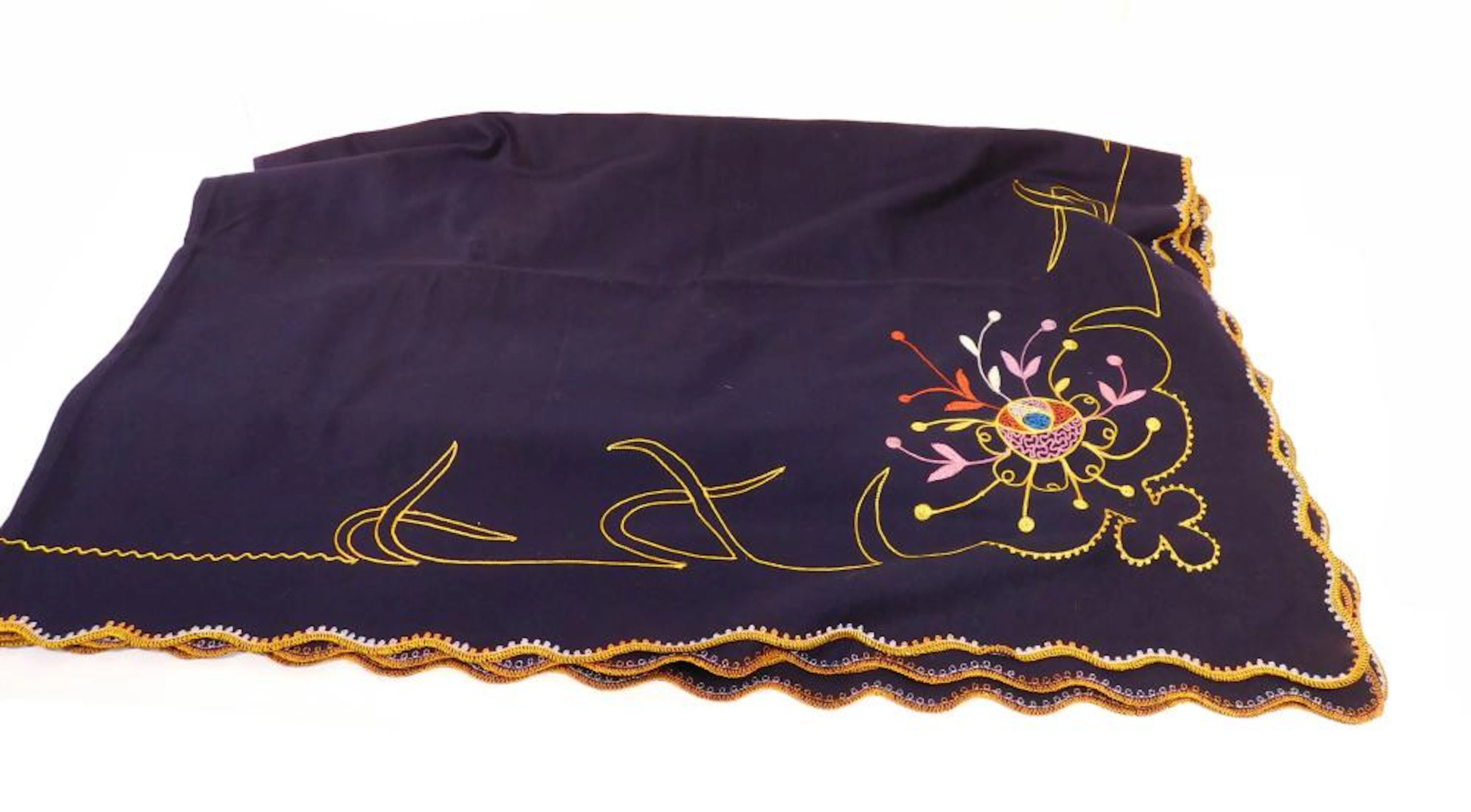 MANTEL en lana azul marino formando ondas con motivos bordados a mano