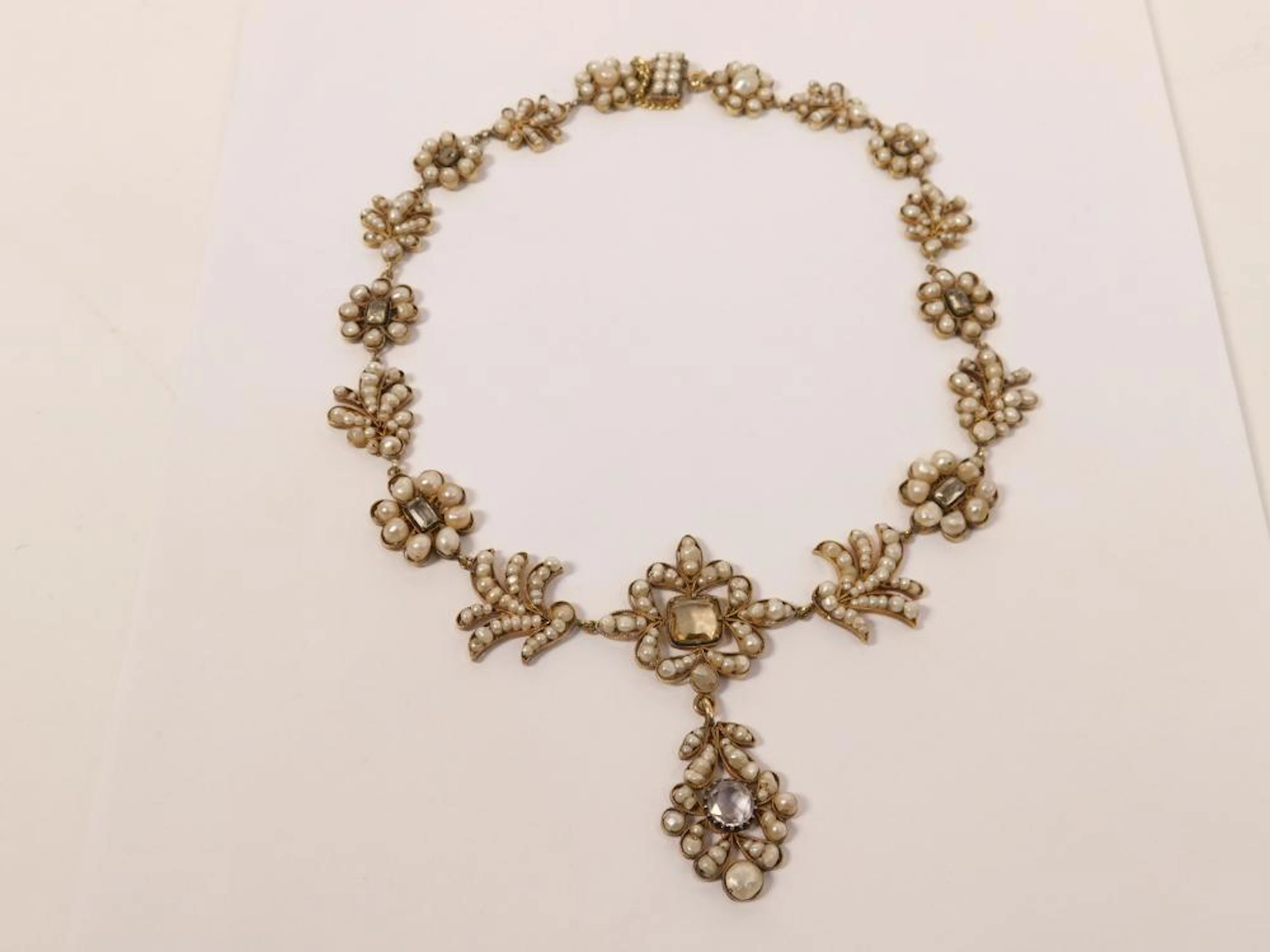 ANTIGUO COLLAR DE PERLAS DE RÍO en filigrana de plata con...
