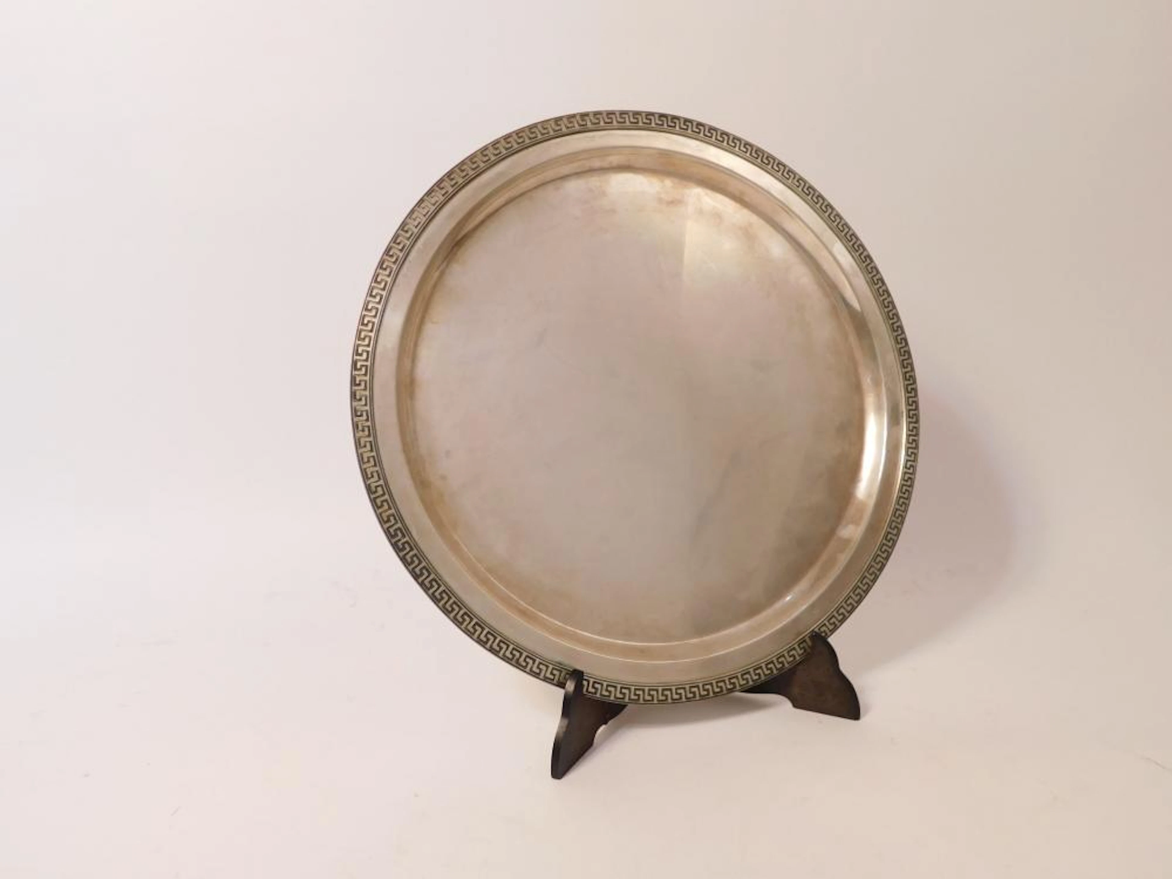 GRAN PLATO en plata punzonada Puig Doria con cenefa en greca Diámetro: 36 cm.