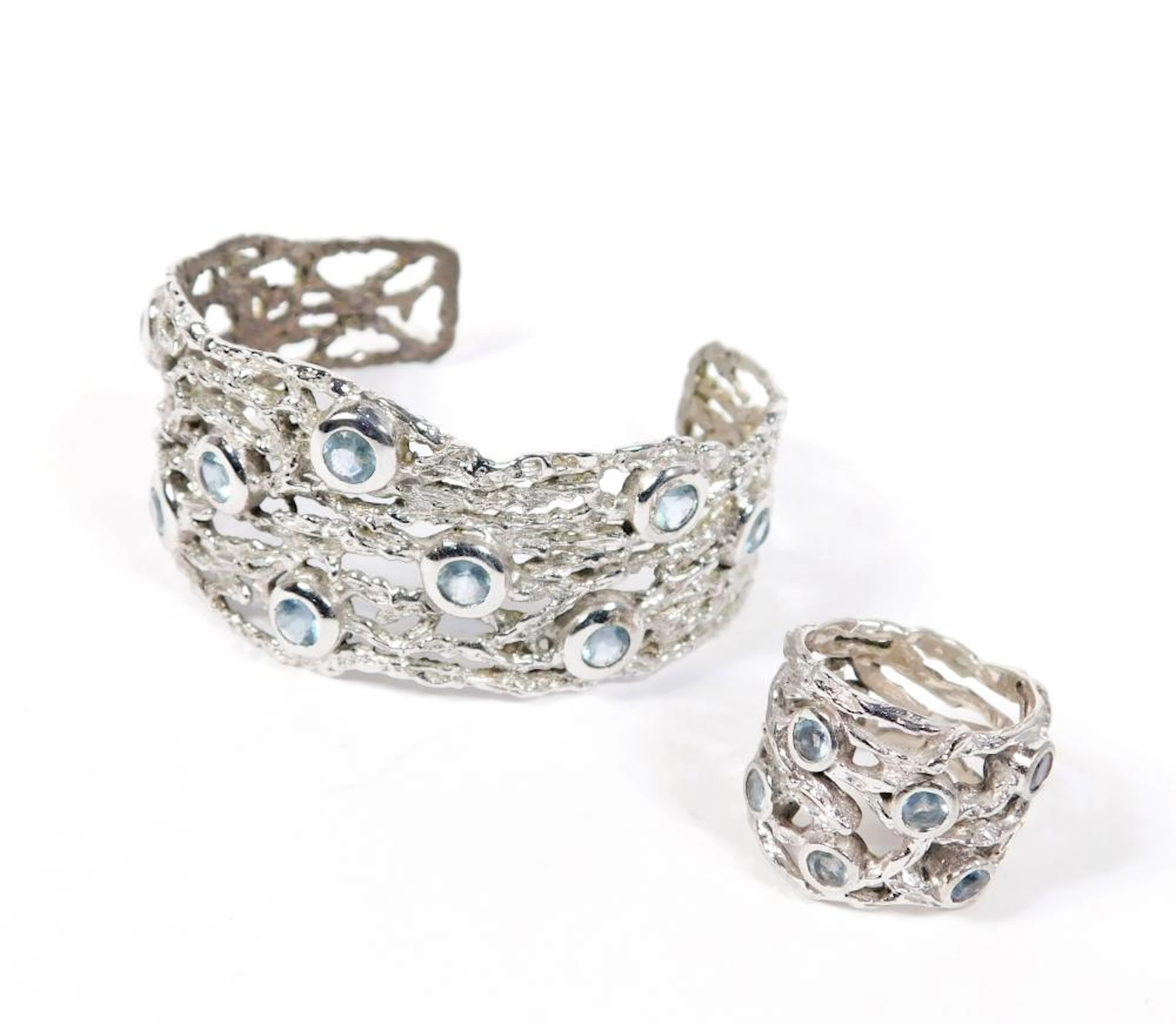 JUEGO DE PULSERA Y SORTIJA DE DISEÑO tipo esclava en plata con cuarzos azules