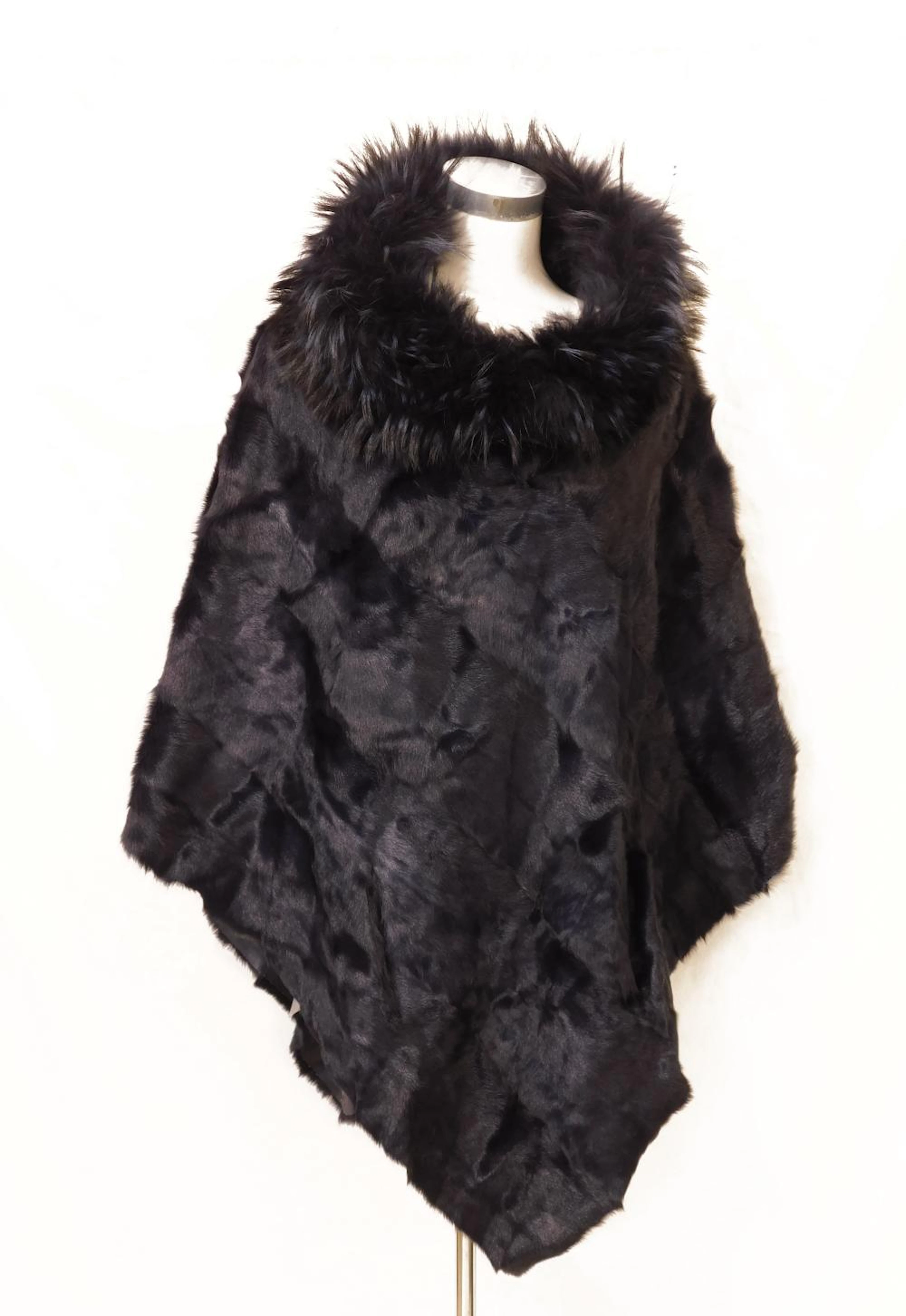 PONCHO CON CUELLO DE RENARD AZUL MARINO noche y piel de conejo