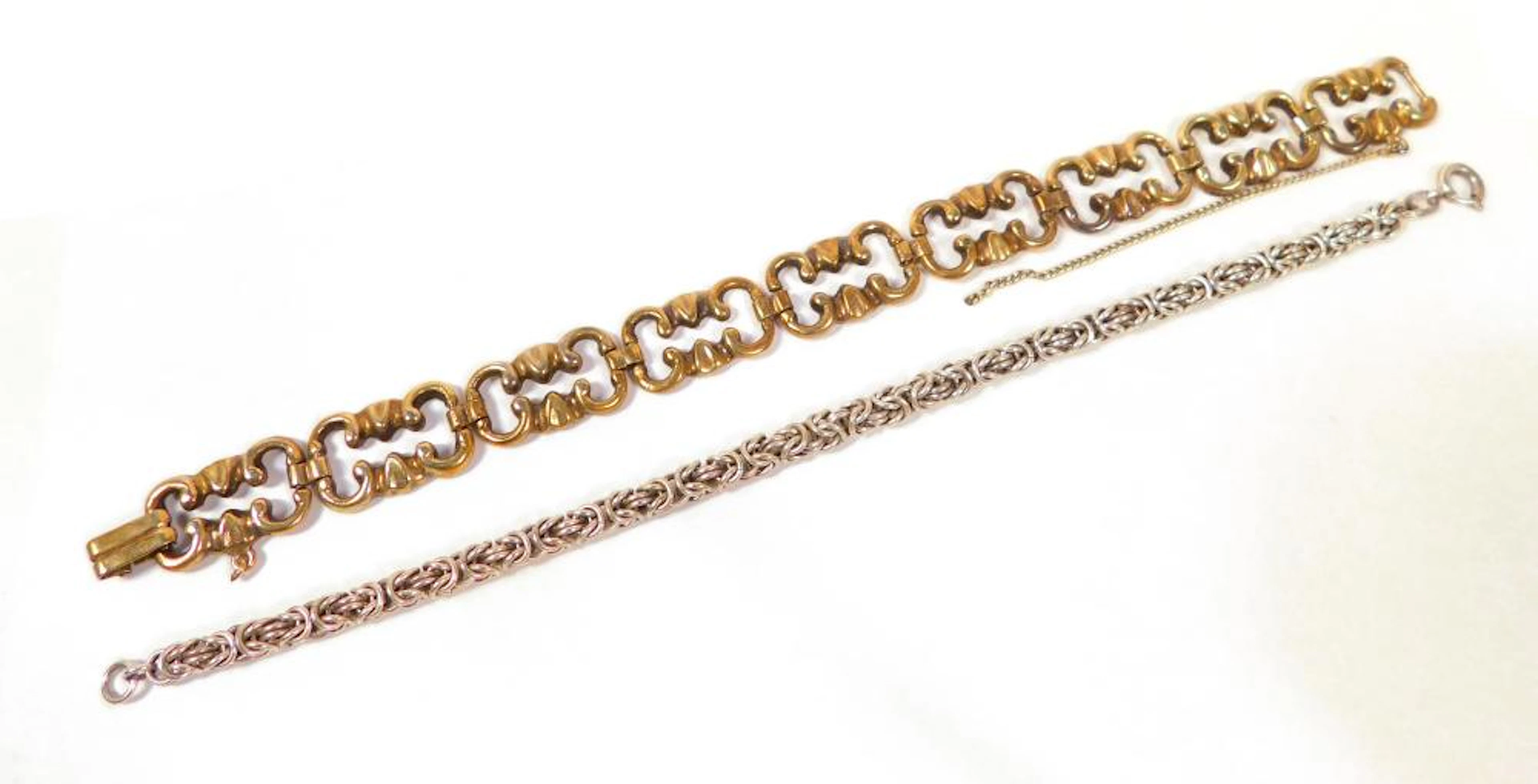DOS PULSERAS ANTIGUAS en plata  calada.