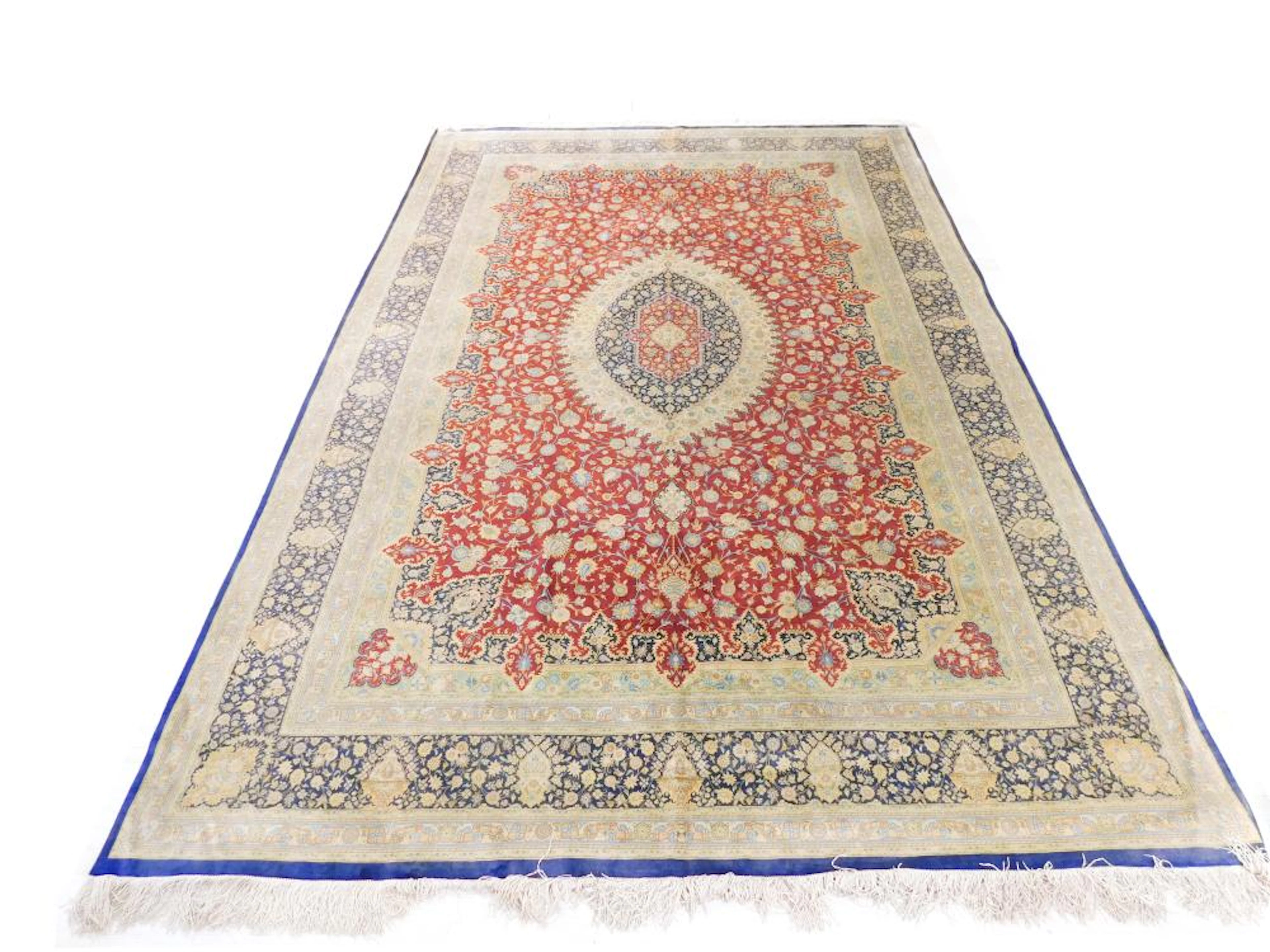 ALFOMBRA IRANÍ en seda anudada a mano con gran medallón floral central orlado