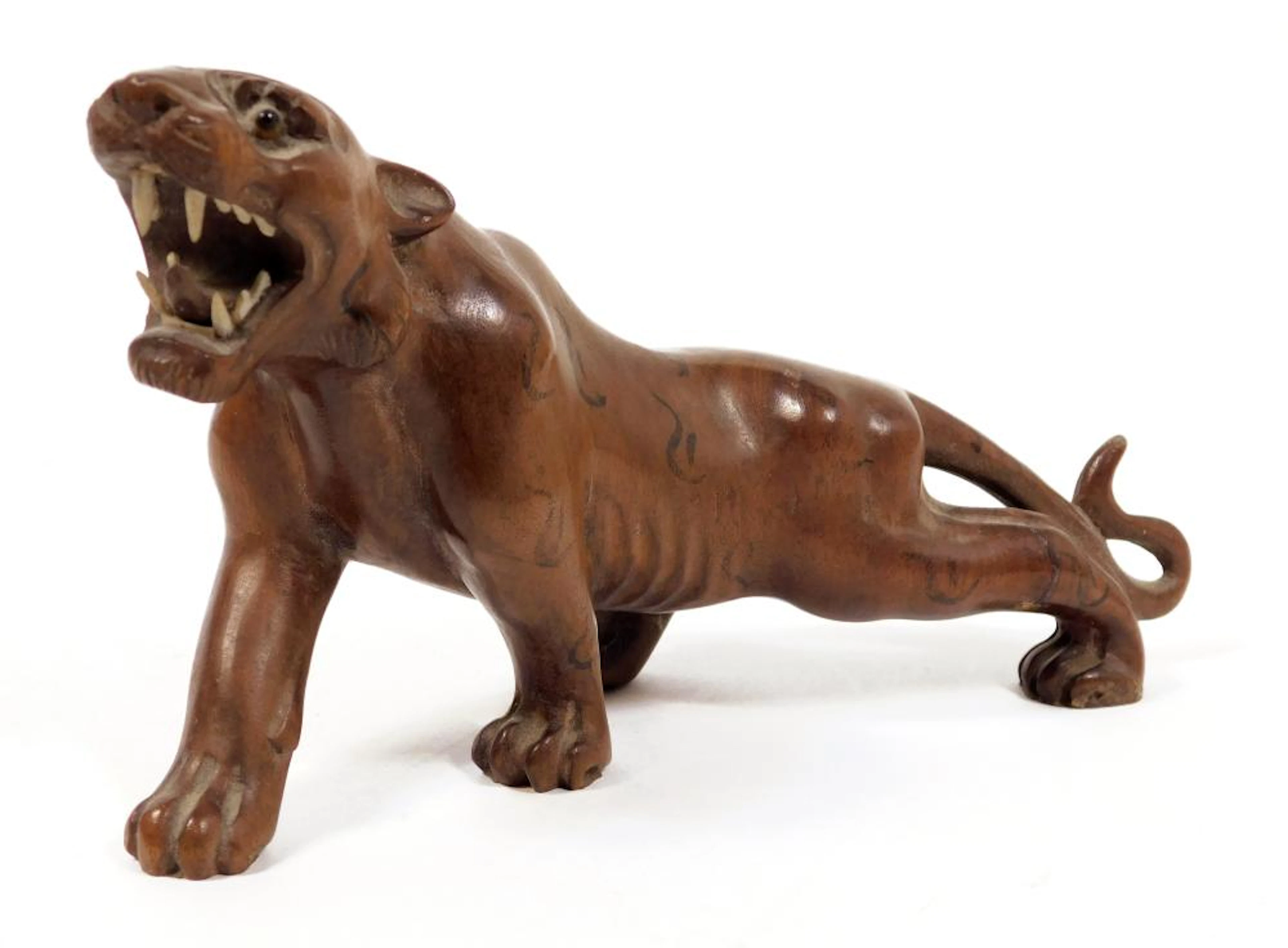FIGURA DE TIGRE en madera tallada con ojos de cristal Largo: 21 cm.
